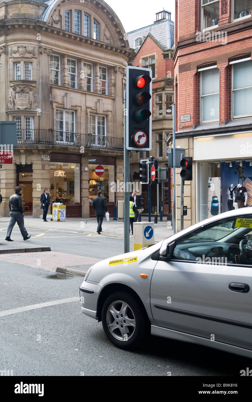 Auto stop an der roten Ampel im Stadtzentrum von Manchester UK Stockfoto