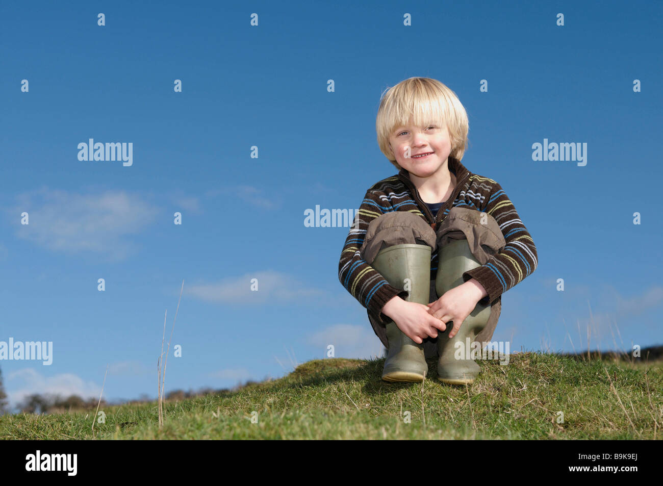 Junge auf Hügel in Landschaft Stockfoto
