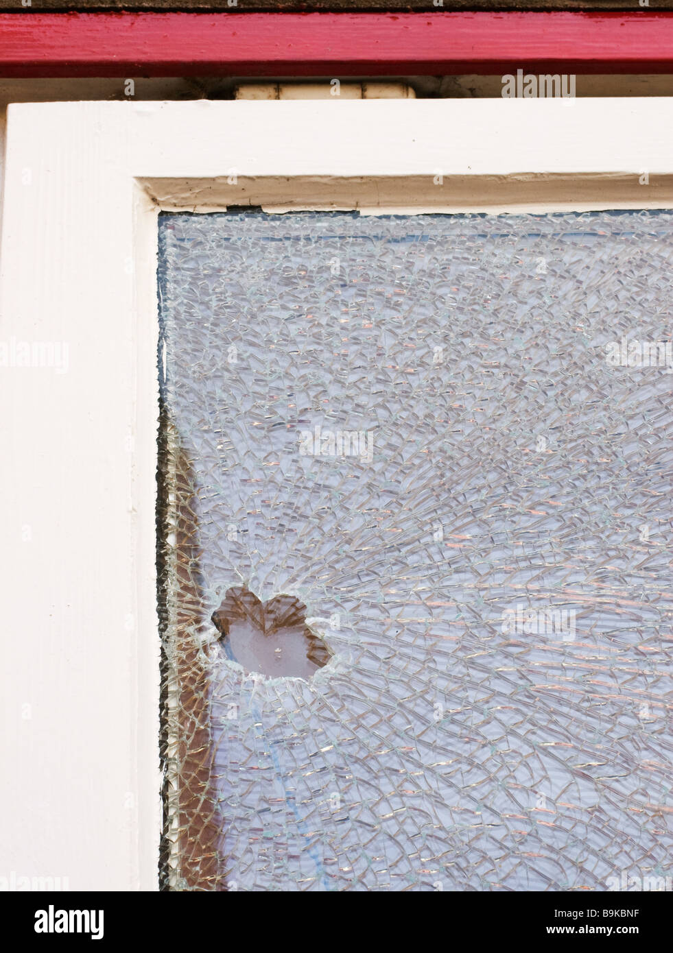 Ein zerschlagen doppelt verglasten Fenster durch Vandalismus verursacht. Stockfoto