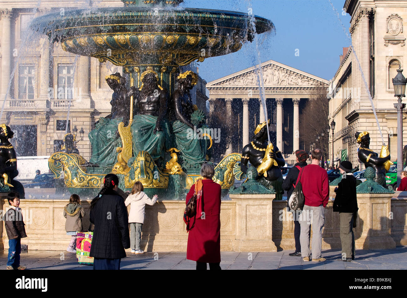 Frankreich, Paris, den Brunnen der Flüsse auf der Place De La Concorde und der Madeleine-Church im Hintergrund Stockfoto