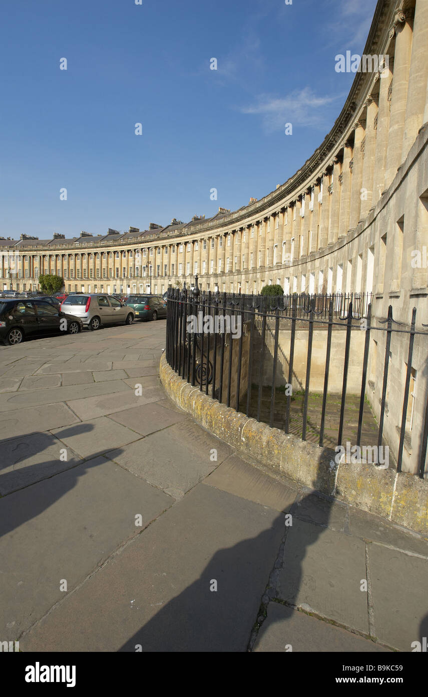 Blick auf den Royal Crescent eine der kultigsten Sehenswürdigkeiten Badewanne, einer Reihe von 30 Reihenhäusern in einer geschwungenen Crescent in Bath, Somerset England Grossbritannien Stockfoto