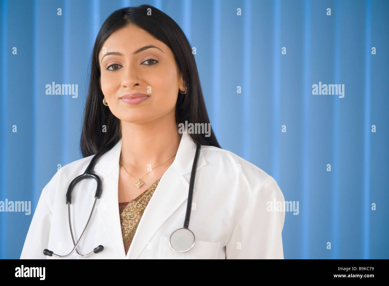 Porträt von einer Ärztin lächelnd Stockfoto