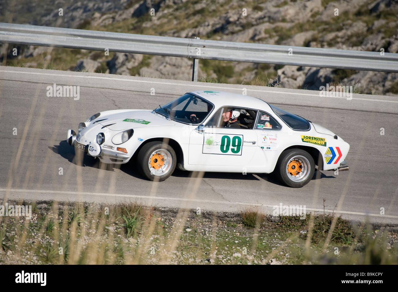 Weißer Renault Alpine A110 Berlinette Sports das Autolaufen in der Oldtimer-Rallye Mallorca Stockfoto