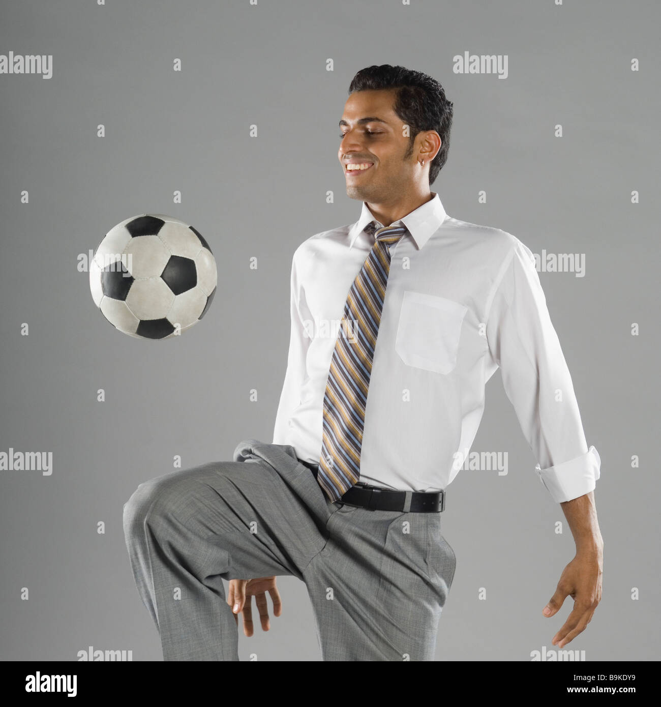 Geschäftsmann mit einem Fußball spielen Stockfoto