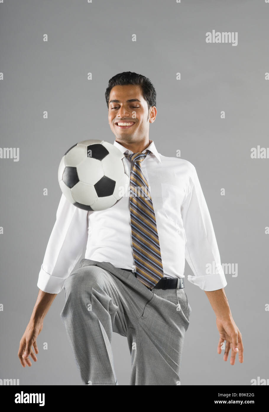 Geschäftsmann mit einem Fußball spielen Stockfoto