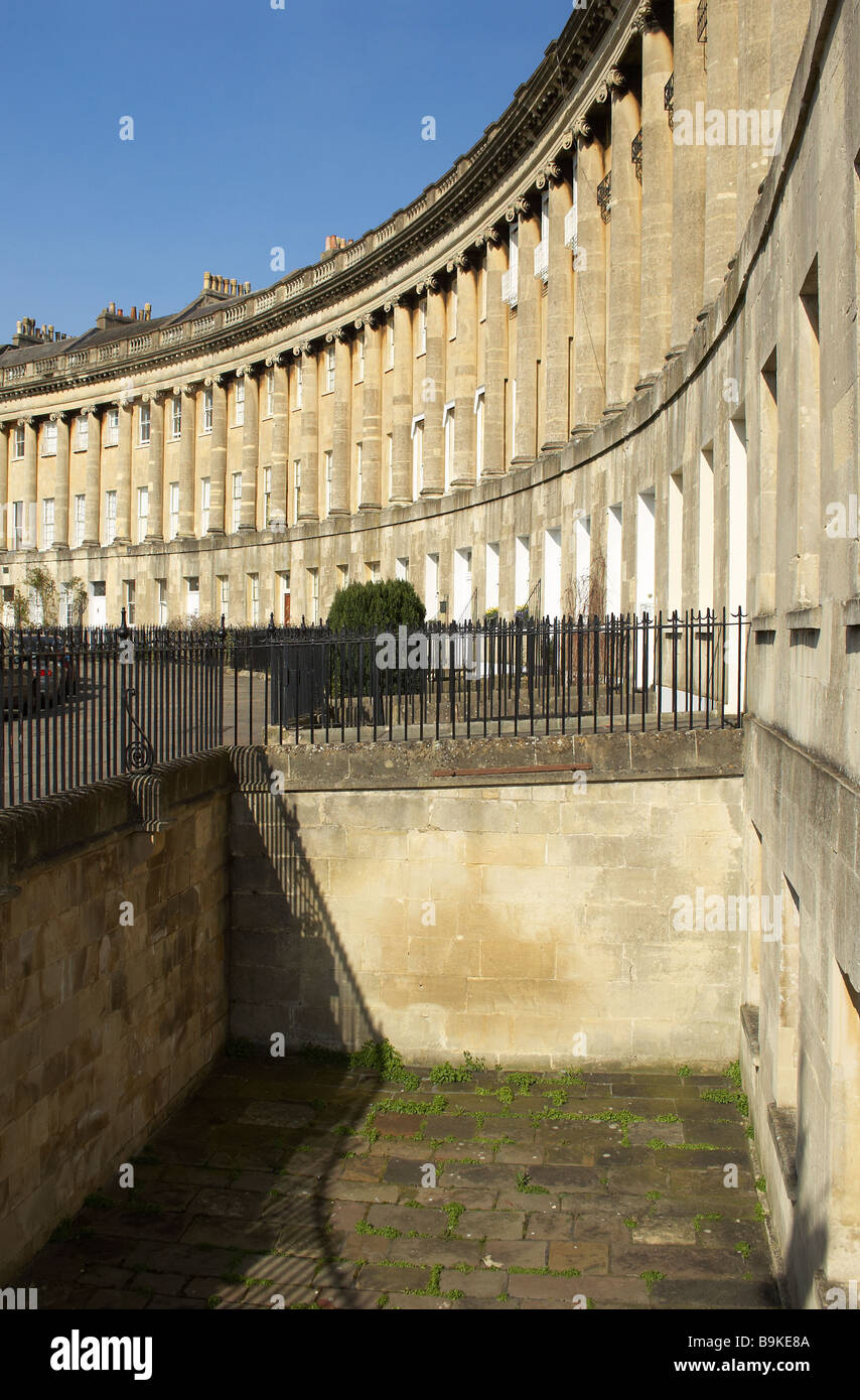 Blick auf den Royal Crescent eine der kultigsten Sehenswürdigkeiten Badewanne, einer Reihe von 30 Reihenhäusern in einer geschwungenen Crescent in Bath, Somerset England Grossbritannien Stockfoto