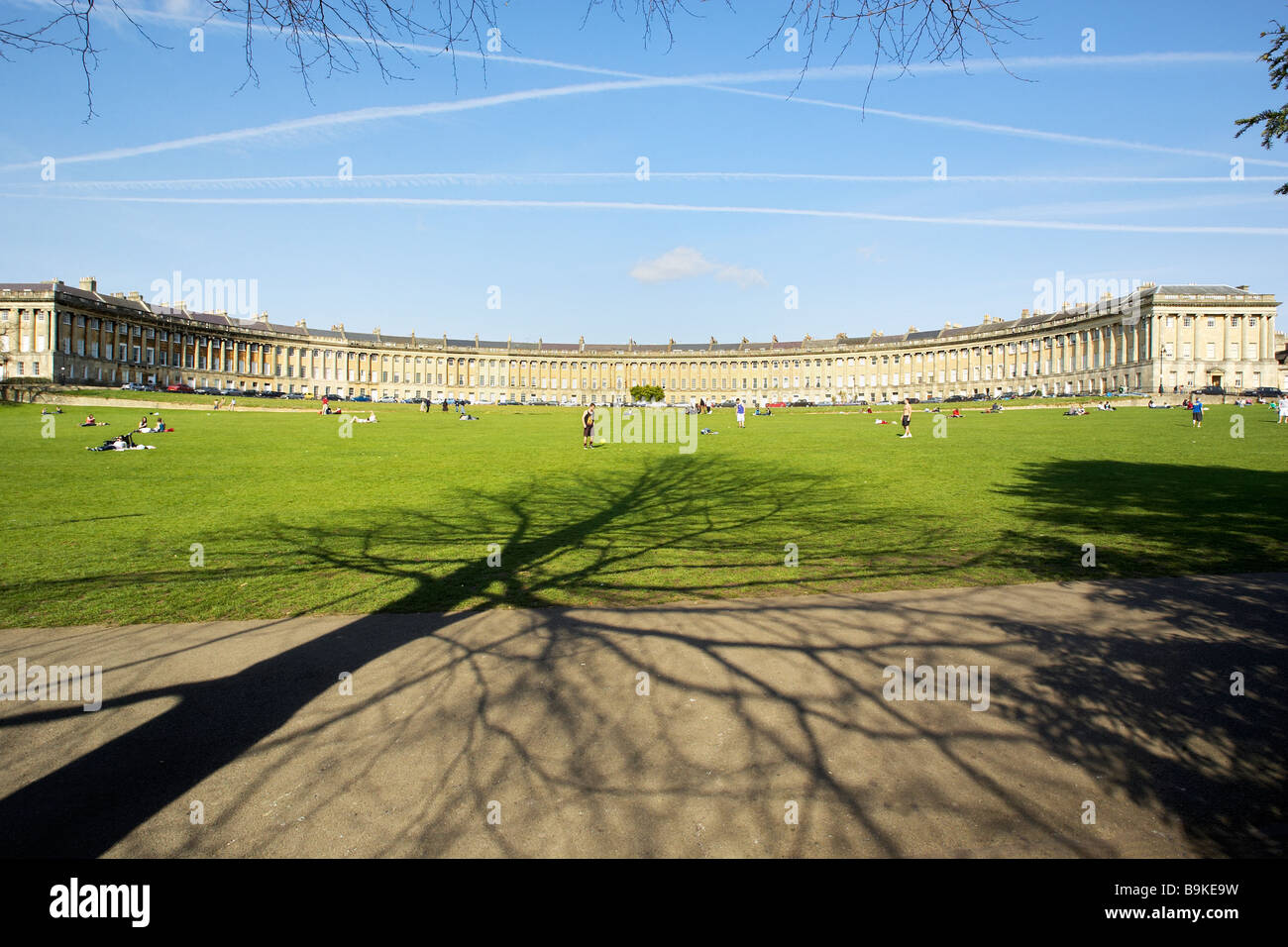 Blick auf den Royal Crescent eine der kultigsten Sehenswürdigkeiten Badewanne, einer Reihe von 30 Reihenhäusern in einer geschwungenen Crescent in Bath, Somerset England Grossbritannien Stockfoto