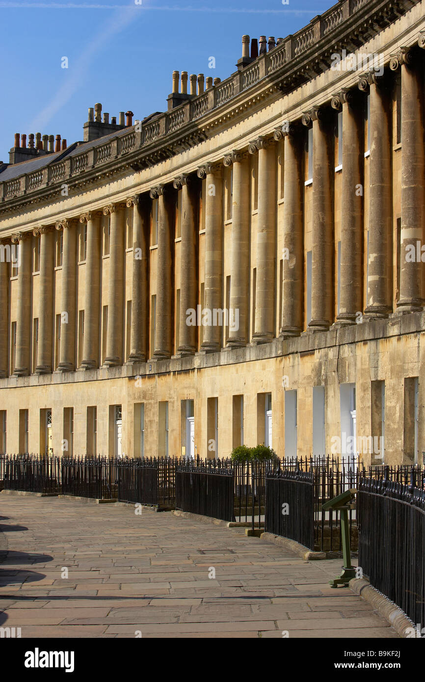 Blick auf den Royal Crescent eine der kultigsten Sehenswürdigkeiten Badewanne, einer Reihe von 30 Reihenhäusern in einer geschwungenen Crescent in Bath, Somerset England Grossbritannien Stockfoto