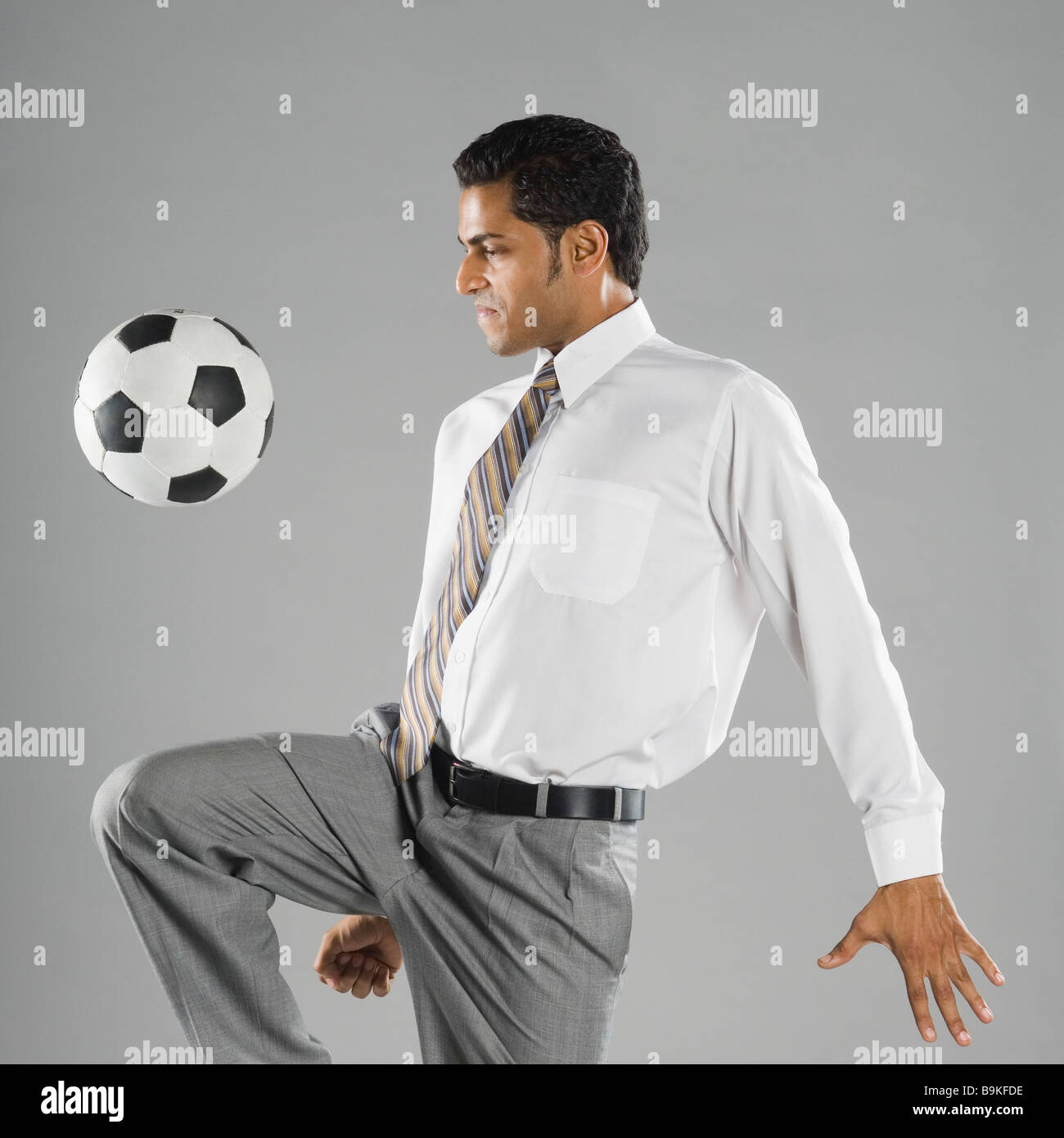 Geschäftsmann mit einem Fußball spielen Stockfoto