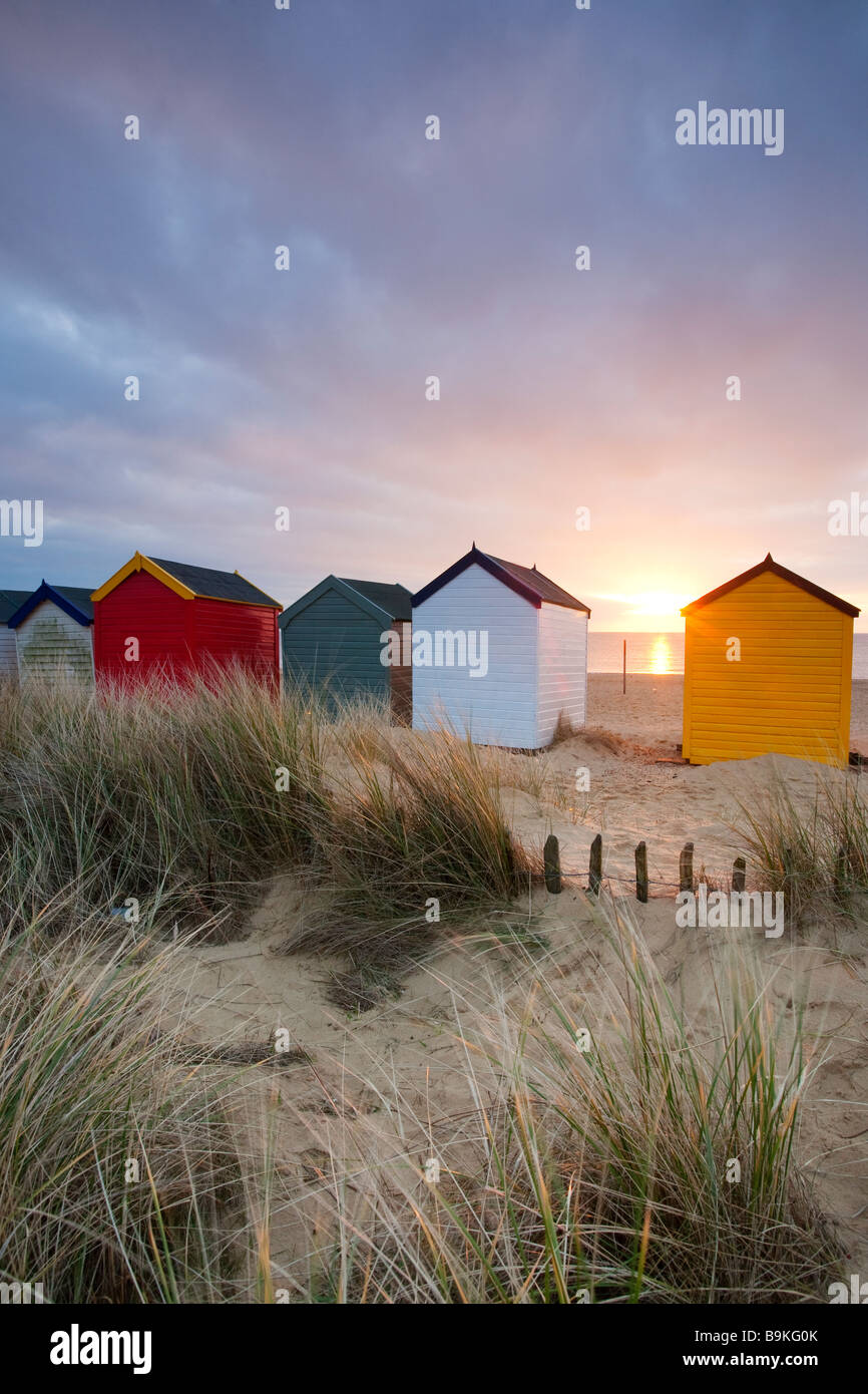 Dramatische Morgenlicht auf Southwold Strandhütten und Dünen an der Küste von Suffolk Stockfoto