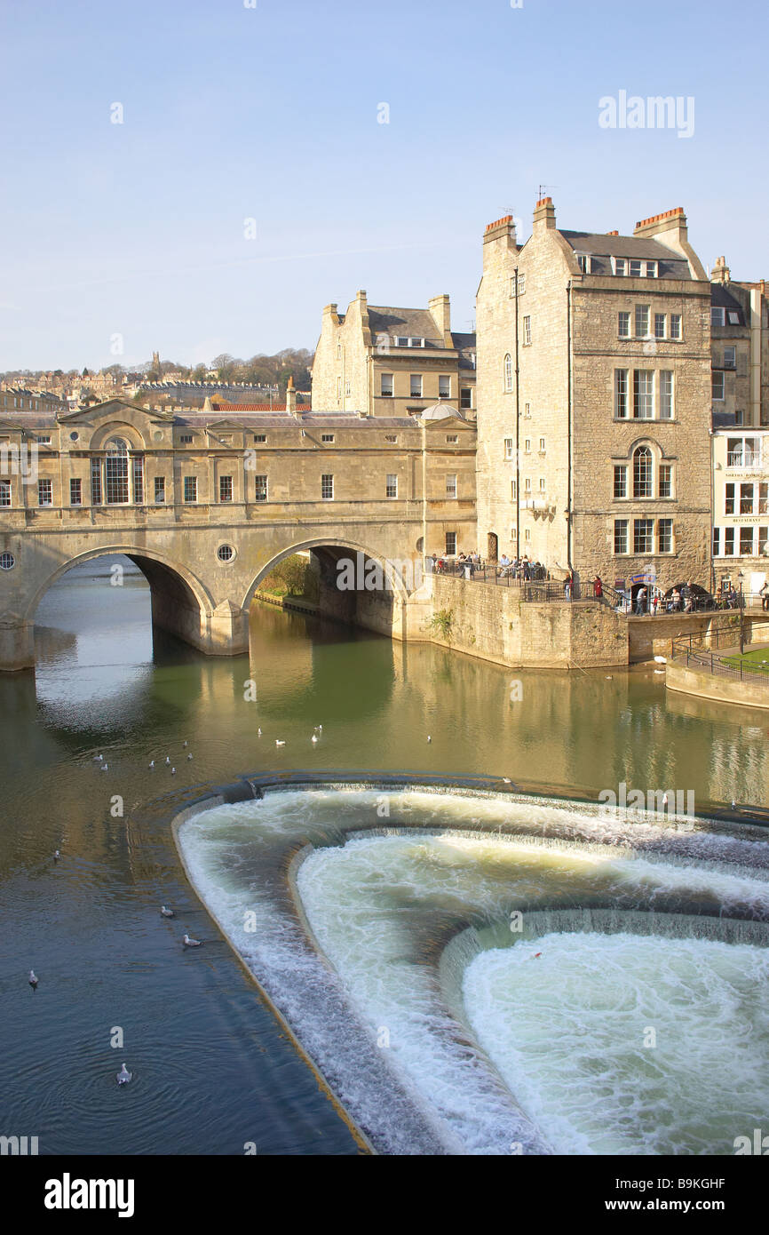 Die historische Pulteney Bridge in Bath, Großbritannien, überspannt den Fluss Avon mit seiner berühmten georgianischen Architektur und malerischen Bögen, ein berühmtes Wahrzeichen großbritanniens Stockfoto
