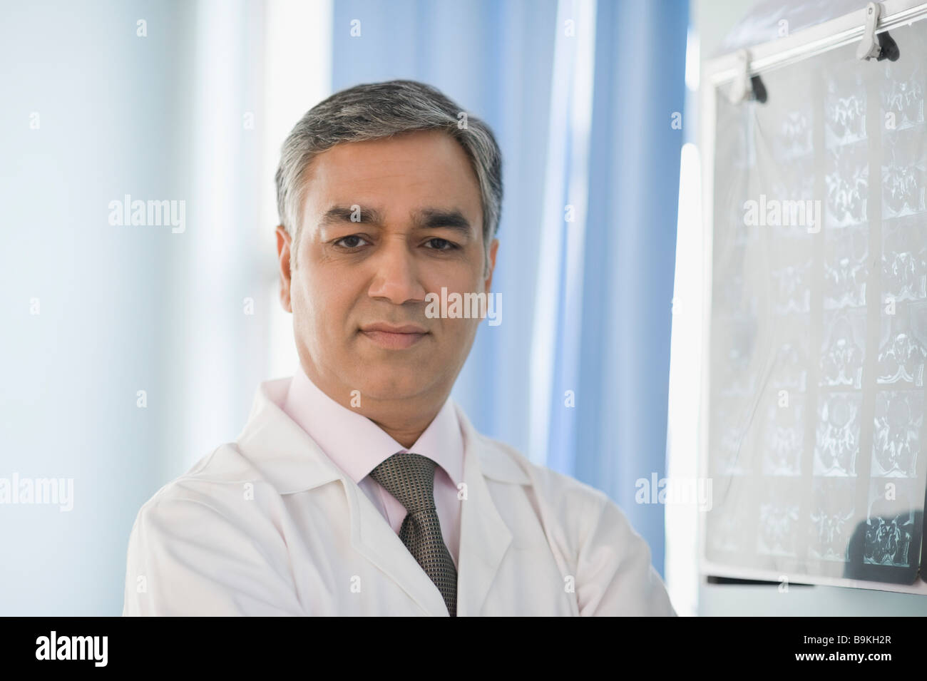 Arzt untersucht einen Röntgen-Bericht Stockfoto