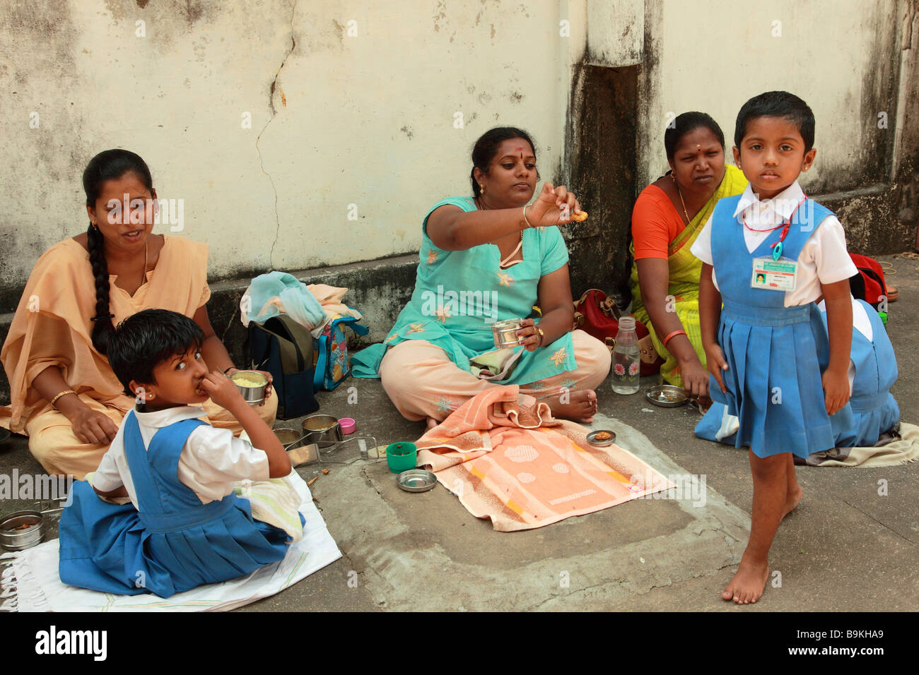 Indien Puducherry Pondicherry Mütter mit Schulkindern beim Mittagessen Stockfoto