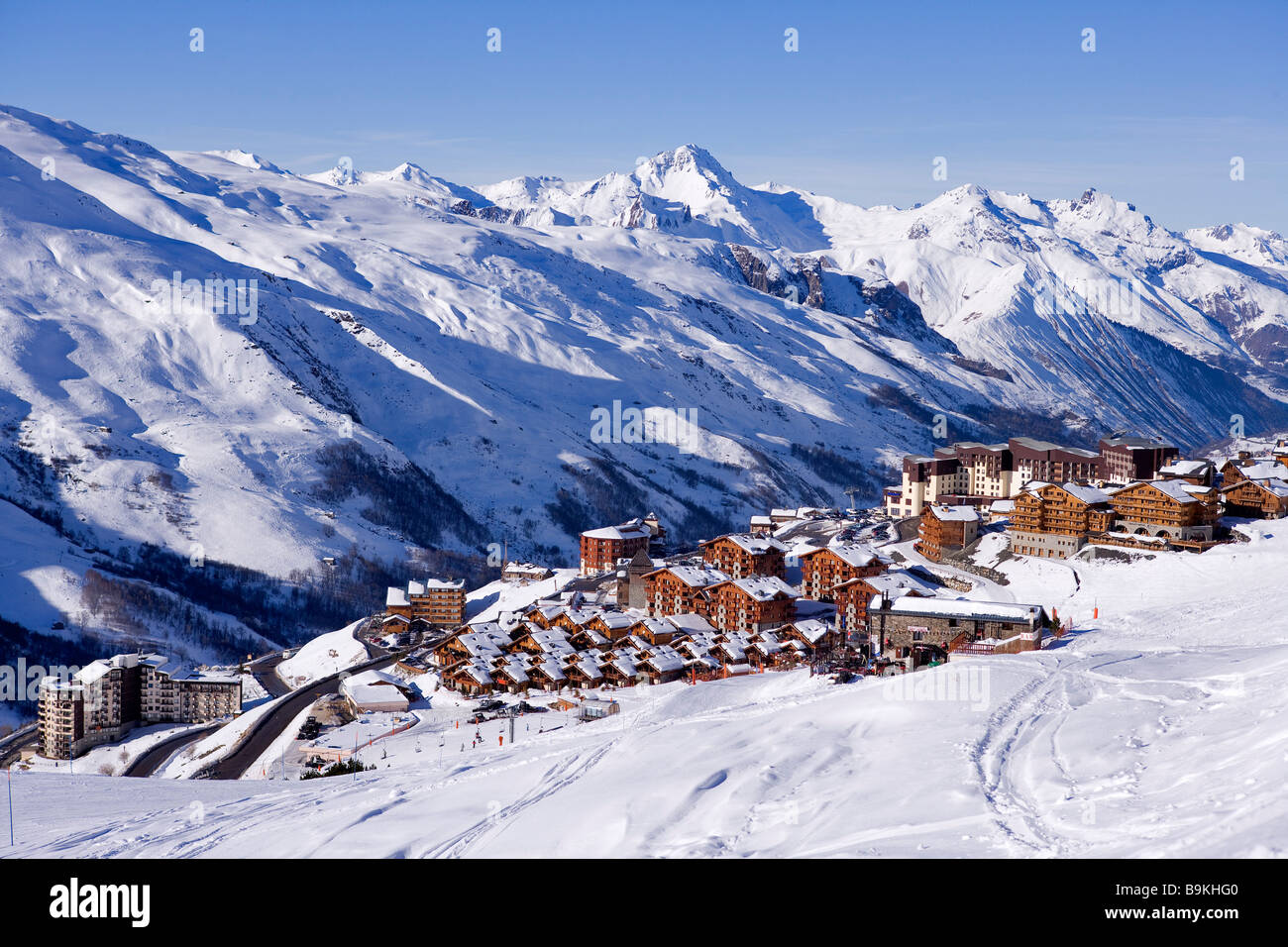 Frankreich, Savoyen, Les Menuires, Reberty Bezirke und Club Med, Massif De La Vanoise im Hintergrund Stockfoto