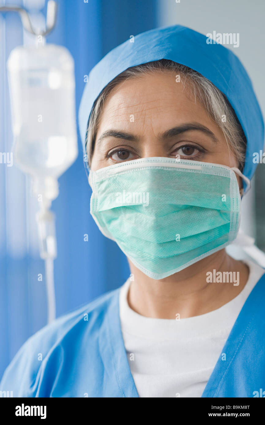 Porträt eines weiblichen Chirurgen einen Mundschutz tragen Stockfoto