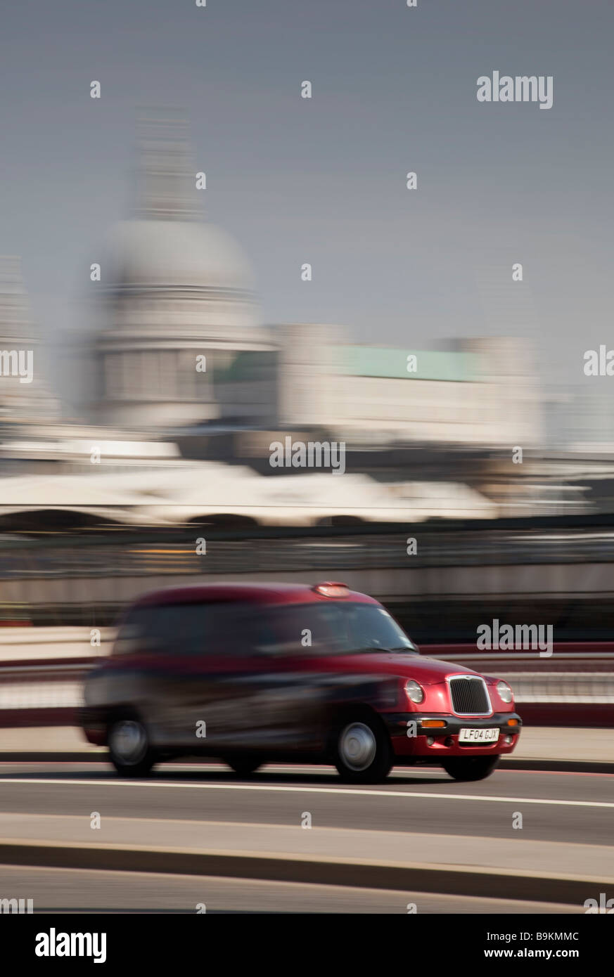 London Taxi auf Blackfrias Brücke vorbei an St Paul s Cathedral im Hintergrund Stockfoto
