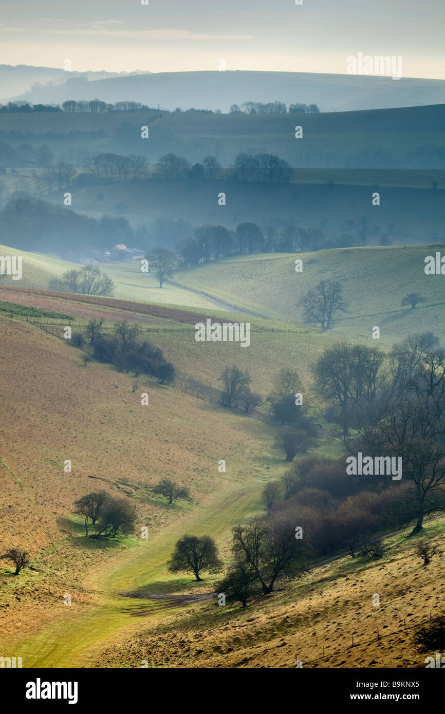Am frühen Morgen Blick auf englische Landschaft mit Nebel und Hügel Stockfoto