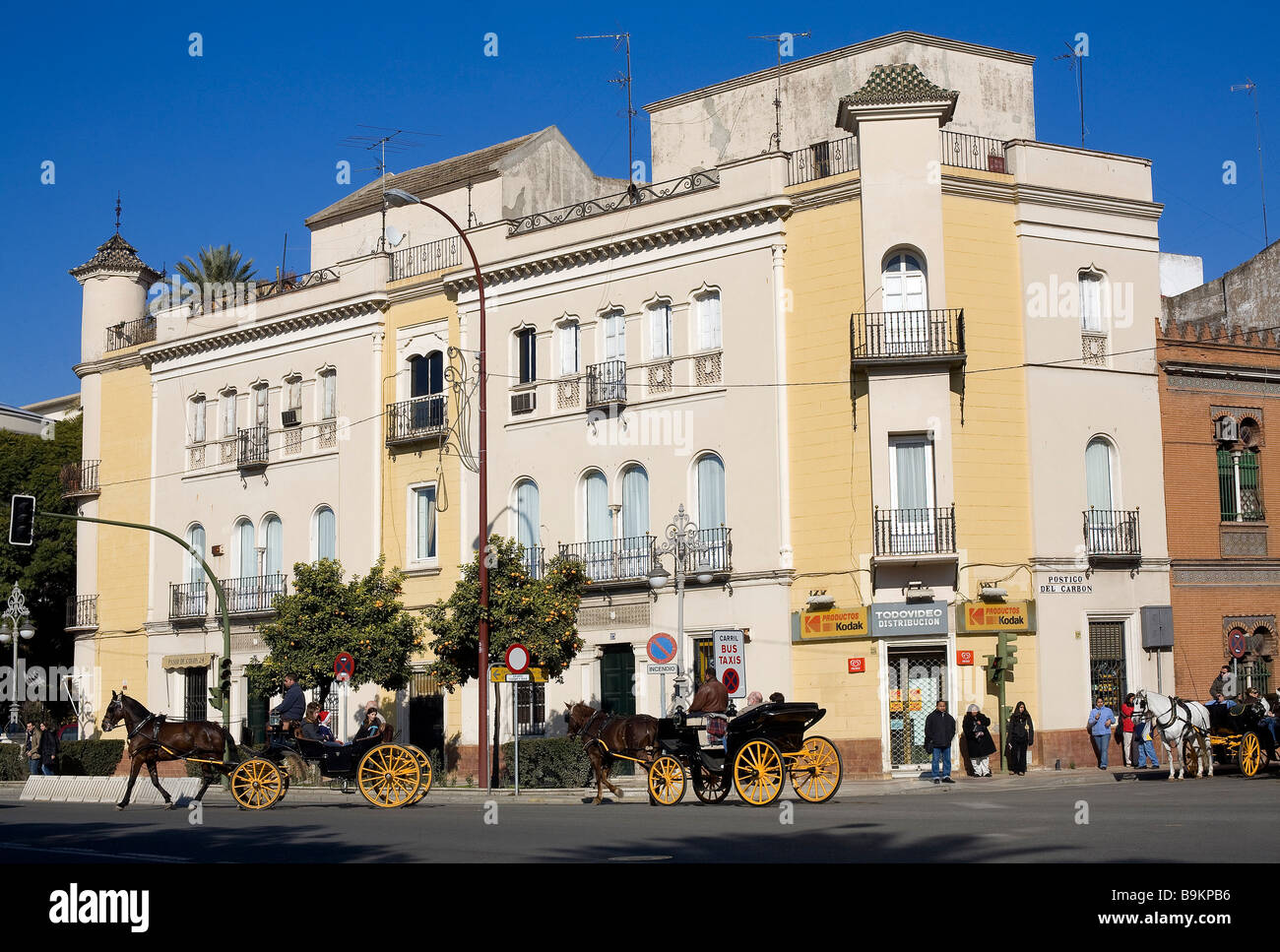 Spanien, Andalusien, Sevilla, Paseo Cristobal Colon (Christopher Columbus Promenade), Kutschen für Touristen Stockfoto