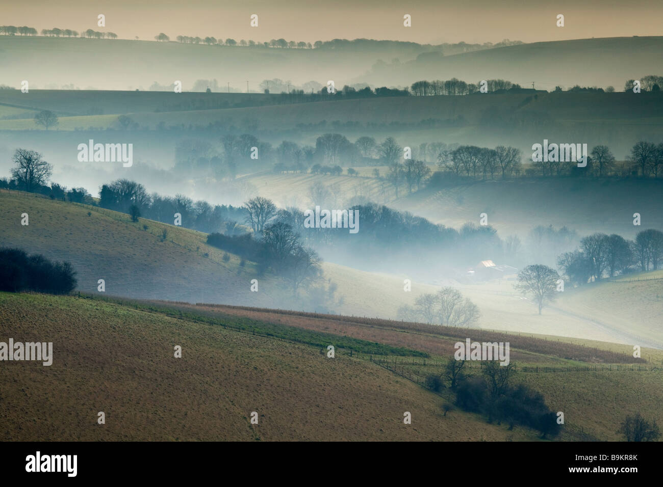 Am frühen Morgen Blick auf englische Landschaft mit Nebel und Hügel Stockfoto