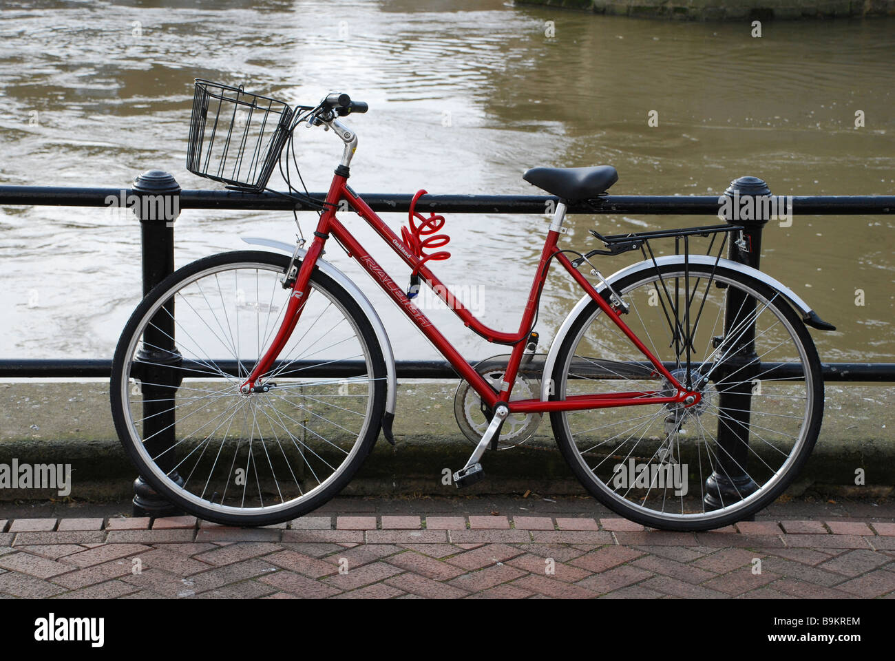 Fahrrad durch Fluss Great Ouse in St Ives Cambridgeshire East Anglia Ostengland geparkt Stockfoto