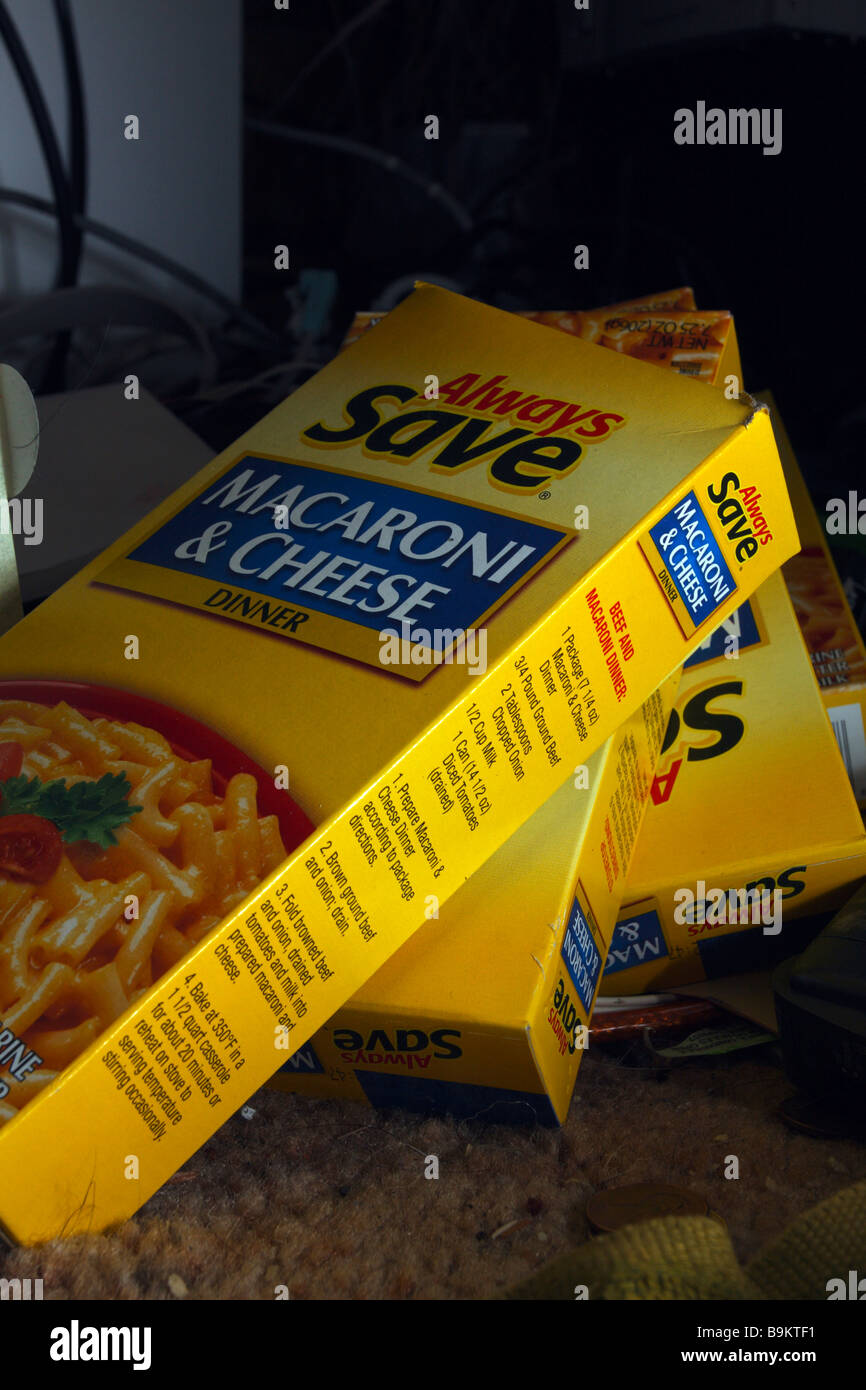 Immer speichern generische Makkaroni und Käse-Boxen, gelb, in dunkler Umgebung. Stockfoto