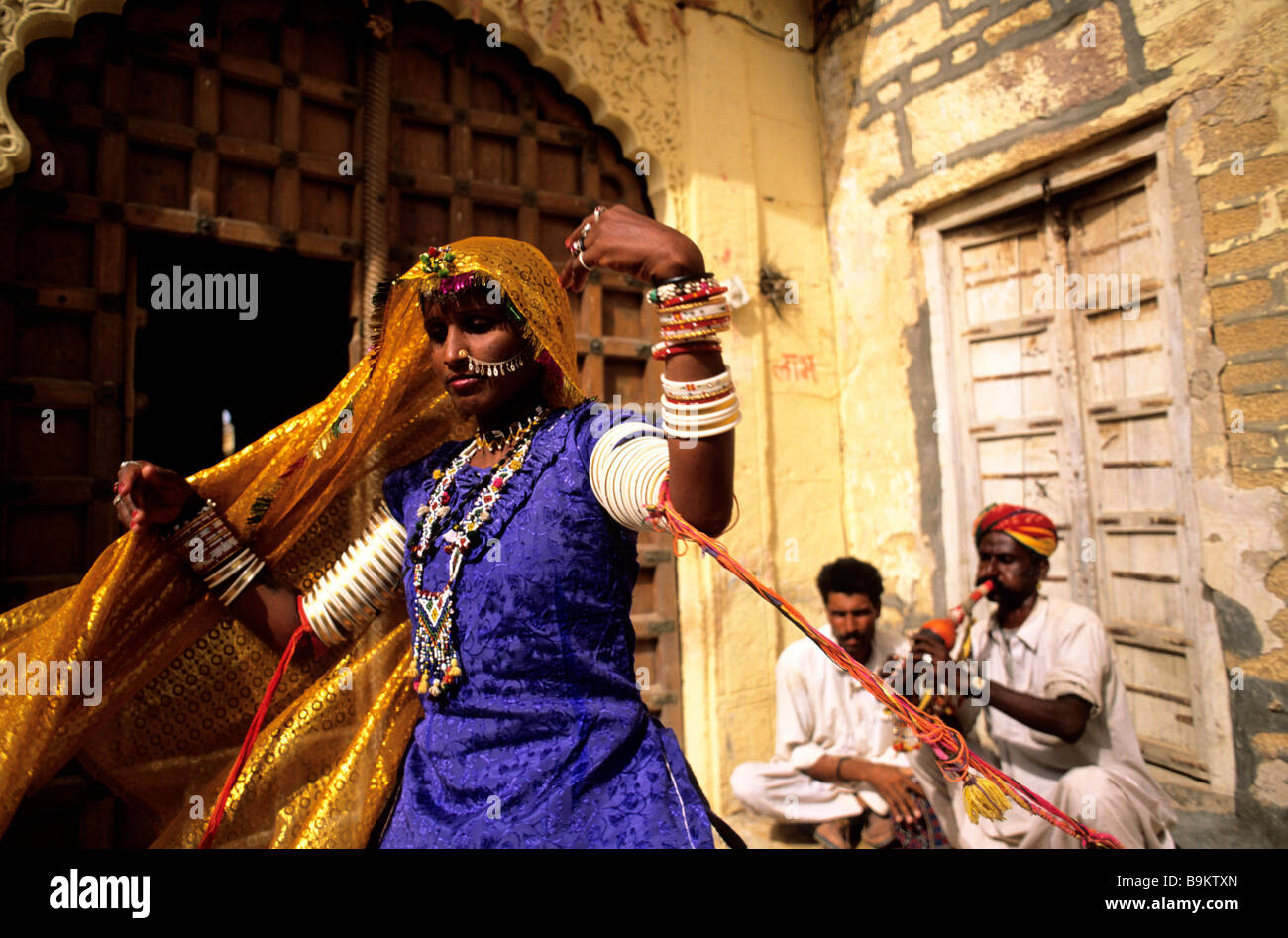 Indien, Rajasthan State, Jaisalmer, Aklon Kalbeliya Tänzerin ist dabei der Schlangentanz und Babou Nath mit Percussions und Patha Stockfoto