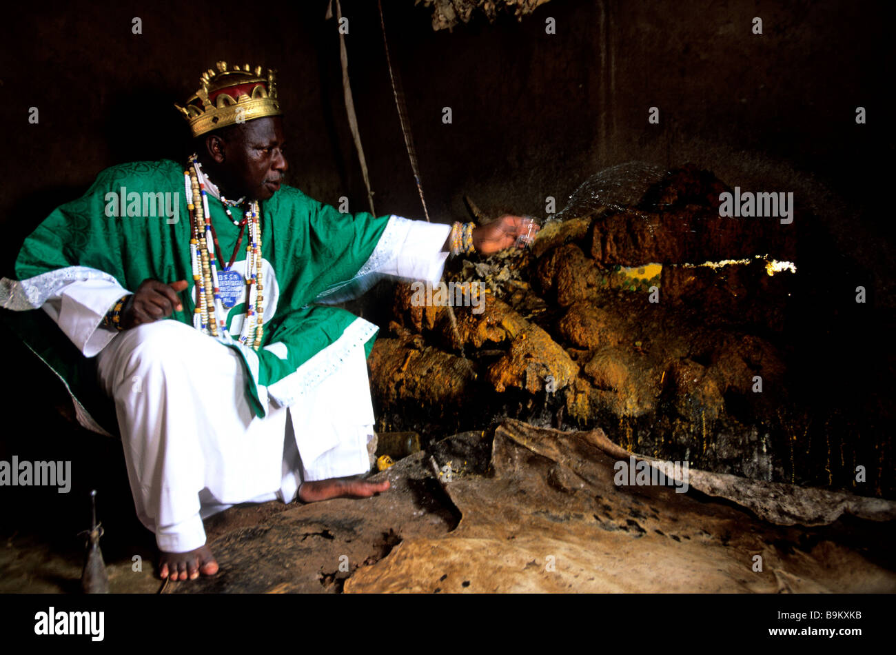 Benin, Mono County, Sahoue Doutou, der König von Fetishers, die houngue Towakon Guedehoungue II ein Angebot für eine Voodoo-Göttin macht Stockfoto