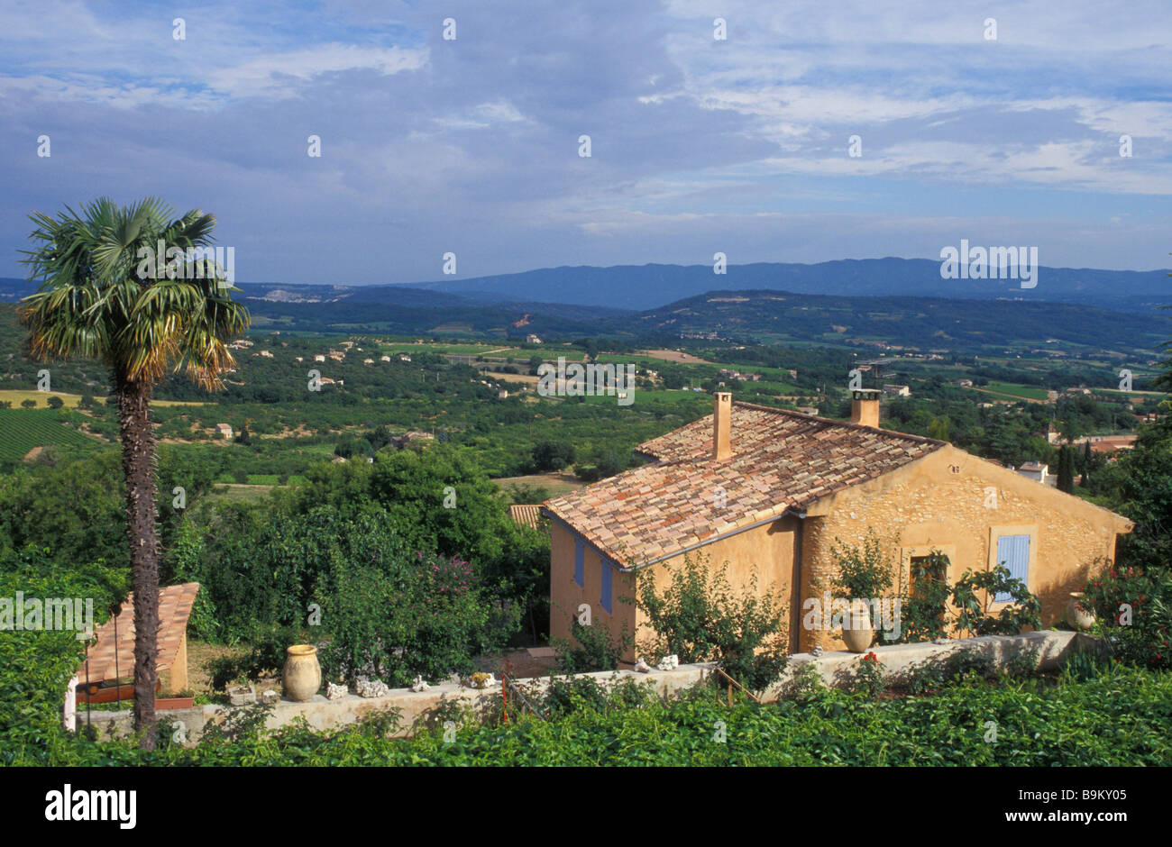 Haus, Blick vom St Saturnin d Apt, Provence, Frankreich Stockfoto