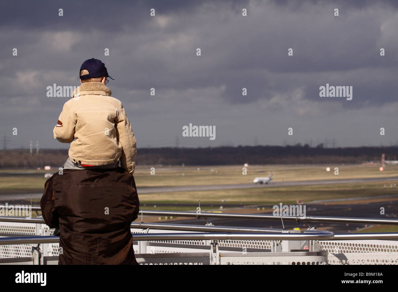 Vater und Sohn beobachten Flugzeuge starten und landen am Flughafen Düsseldorf International Stockfoto