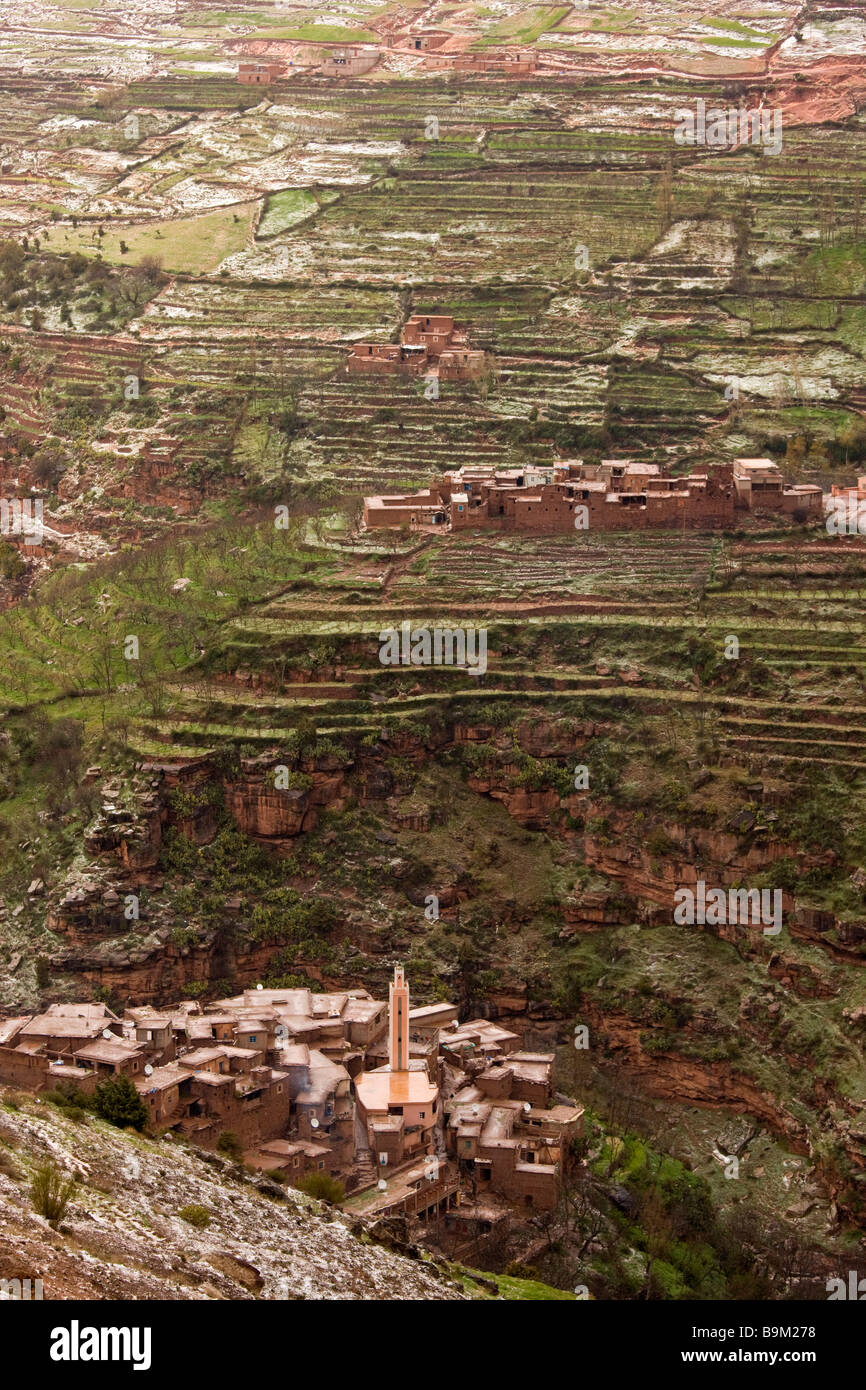 Terrassierte Hänge mit Berber Häuser in der Nähe von Ait Lekak nach leichtem Schneefall in den hohen Atlas Haut Atlas Marokko Stockfoto