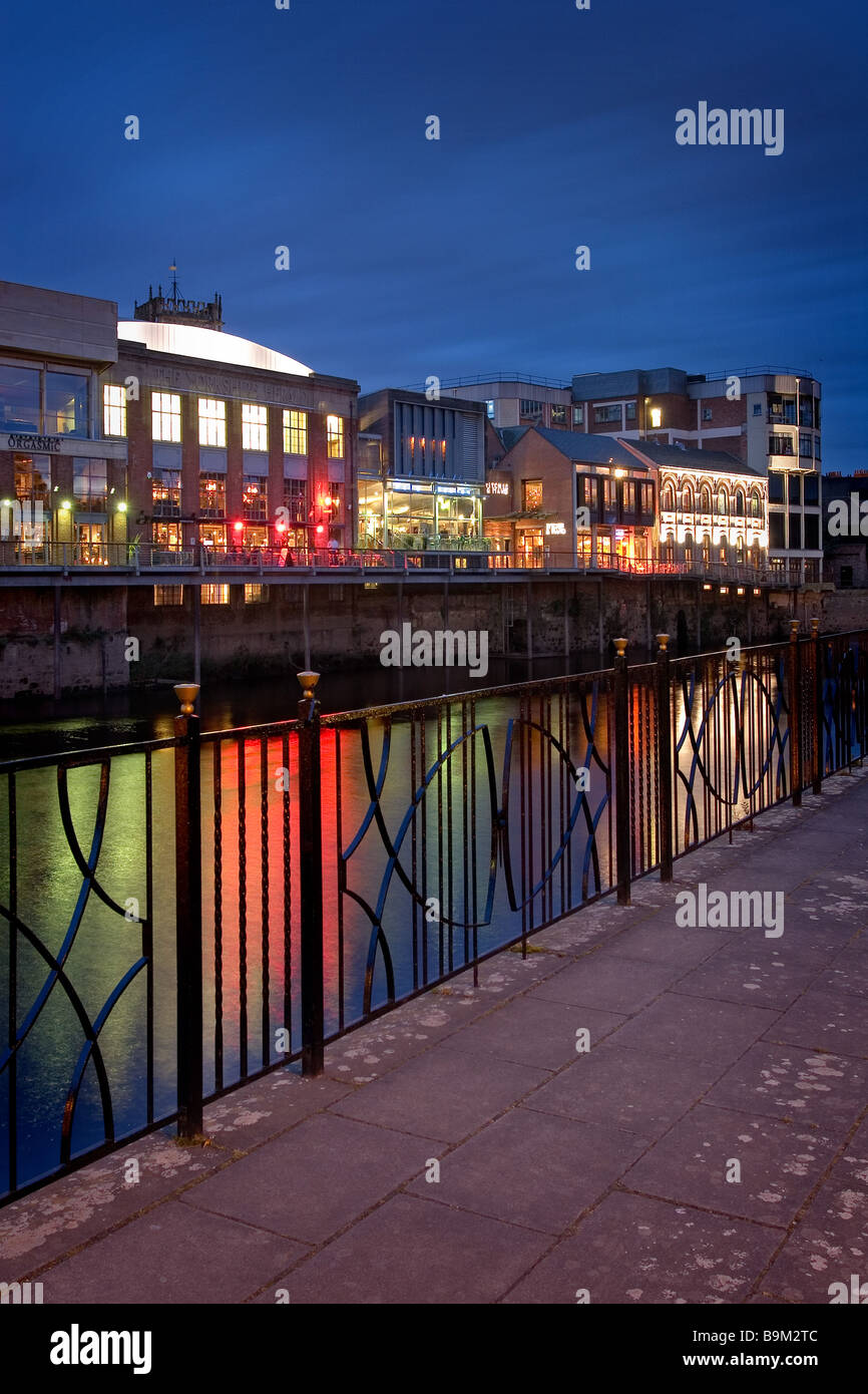 Riverside Bars in der Stadt von York am Ufer des Flusses Ouse am Abend Stockfoto