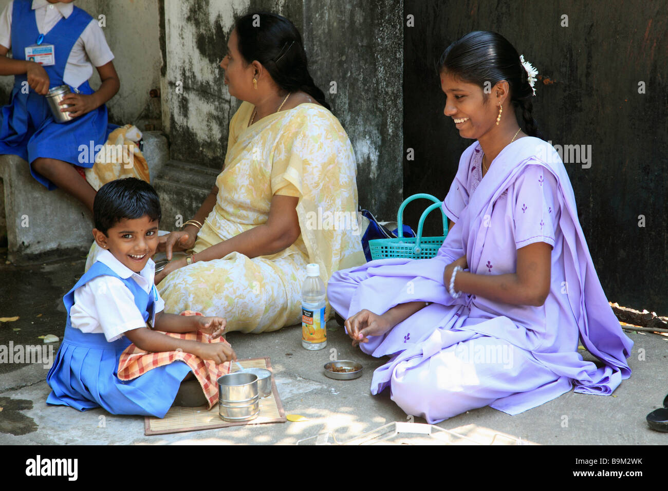 Indien Puducherry Pondicherry Mutter mit Schulkindern beim Mittagessen Stockfoto