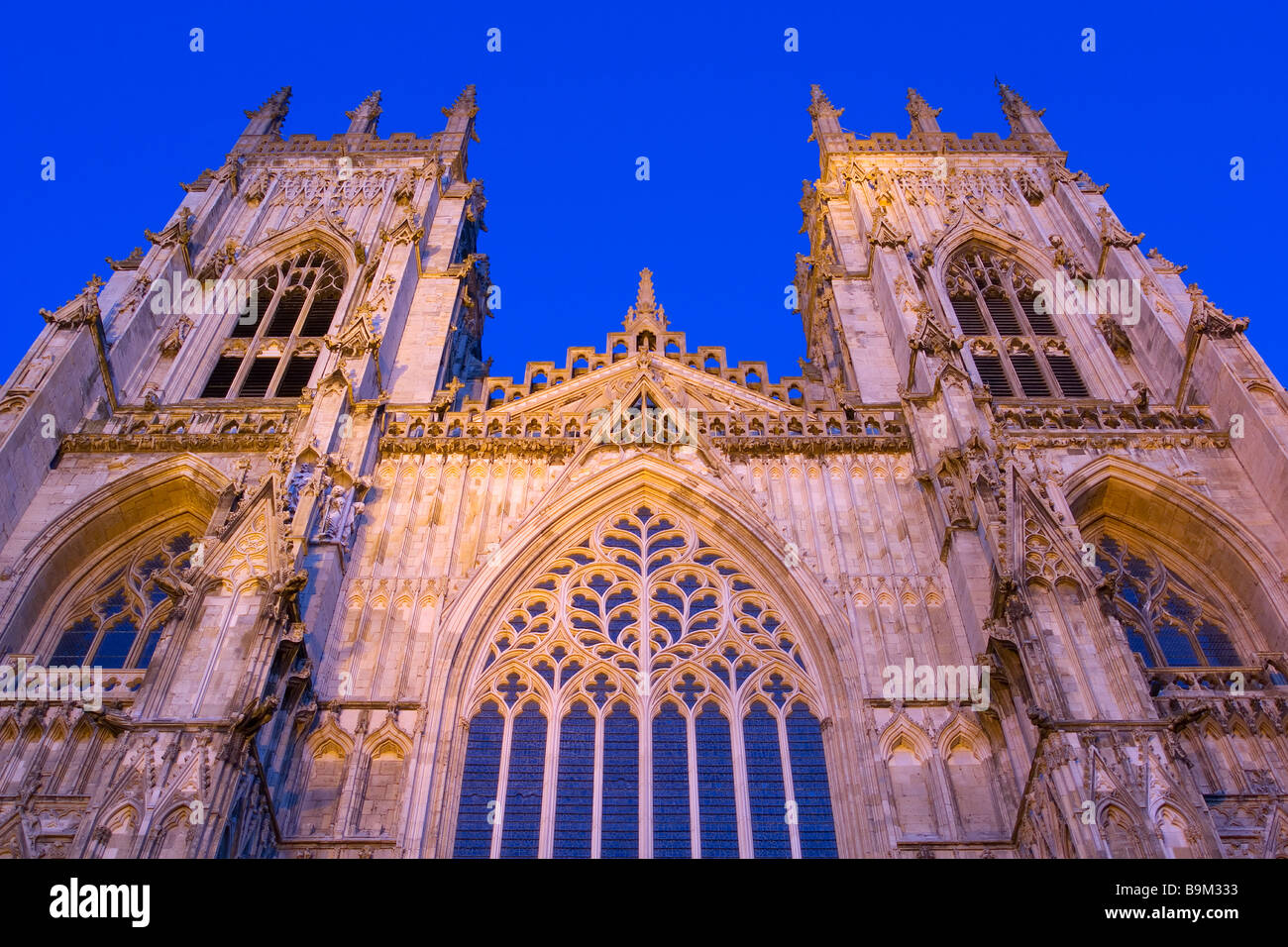 Das große Westfenster und die beiden Westtürme des York Minster gotische Kathedrale am Abend Stockfoto