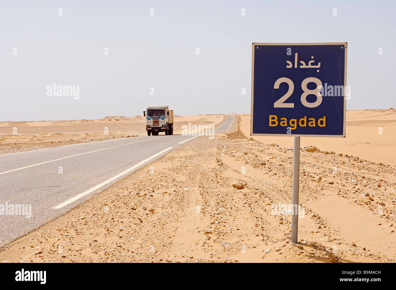 Ägypten, libysche Wüste, Straße Hinweisschild Bagdad Stockfoto