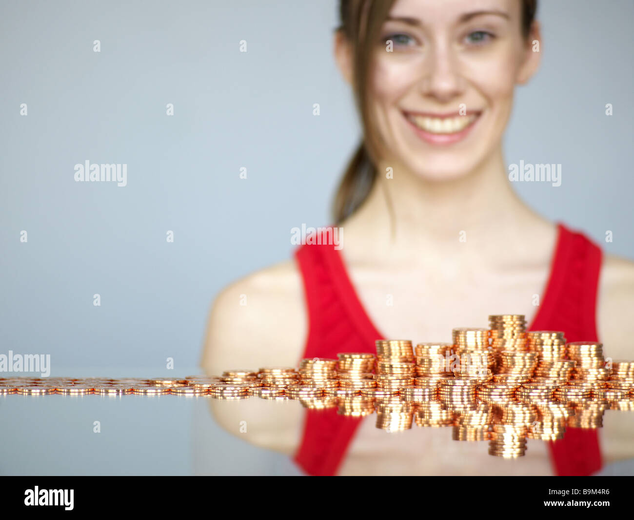 weibliches Modell mit zwei Pence Münzen Stockfoto