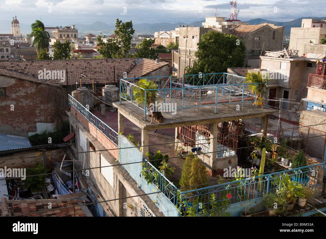 Ein Blick von ein Casa particular über den Dächern von Santiago De Cuba Stockfoto
