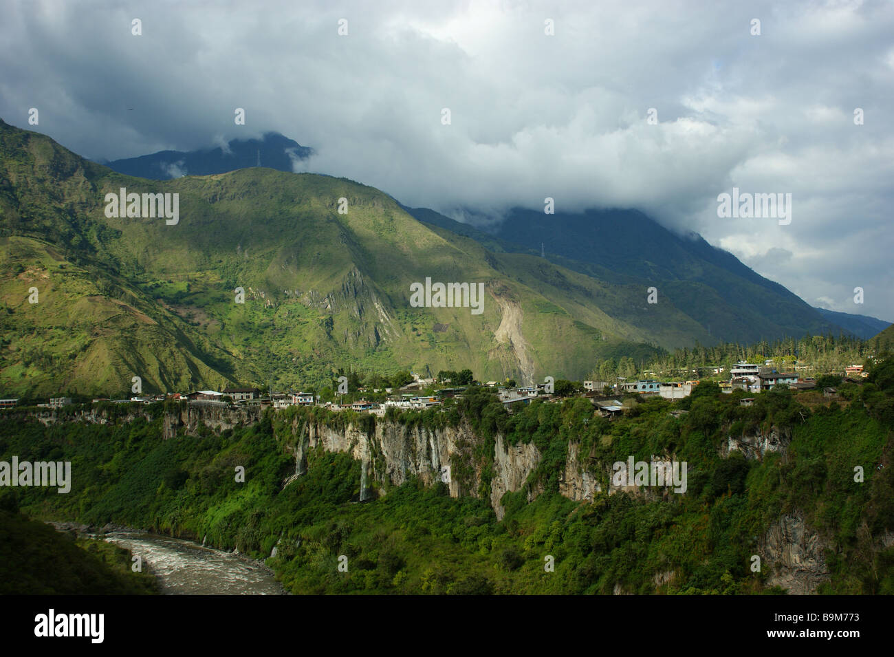 Banos Ecuador am Abend Stockfoto