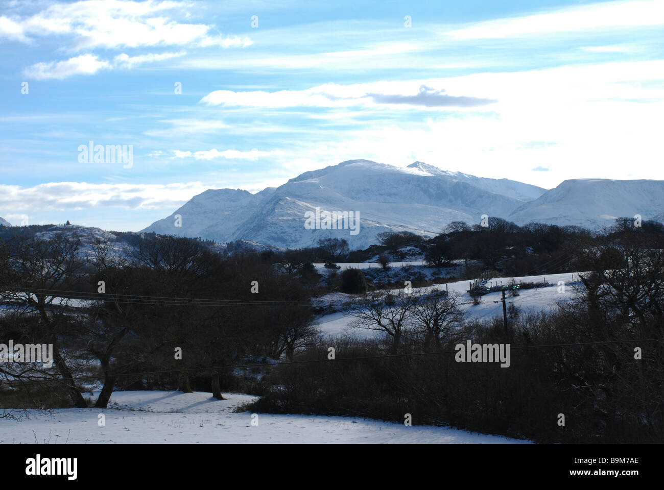 Schnee bedeckt Mount Snowdon über Llanberis Snowdonia Gwynedd Nord-Wales Stockfoto