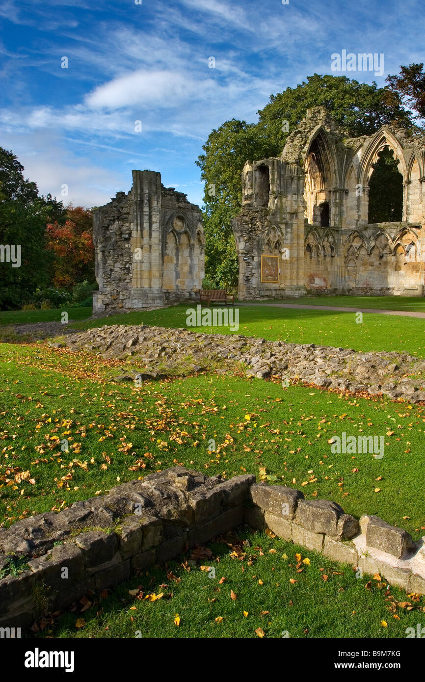 Ruinen auf dem Gelände des York Museum und Gärten in der Stadt von York in Yorkshire, England Stockfoto