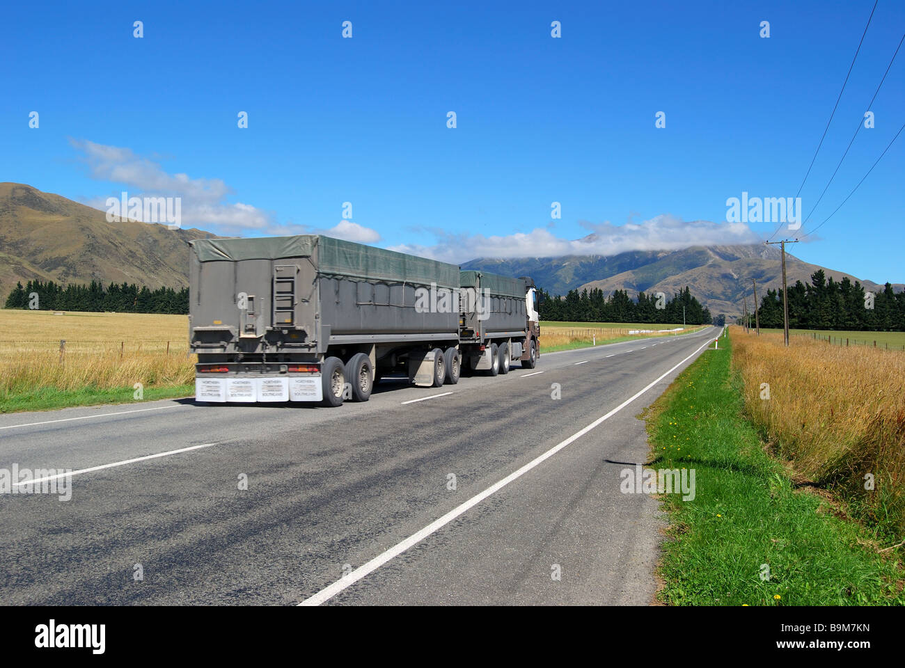 Viehtransporter am State Highway 73, Selwyn Bezirk, Canterbury, Südinsel, Neuseeland Stockfoto