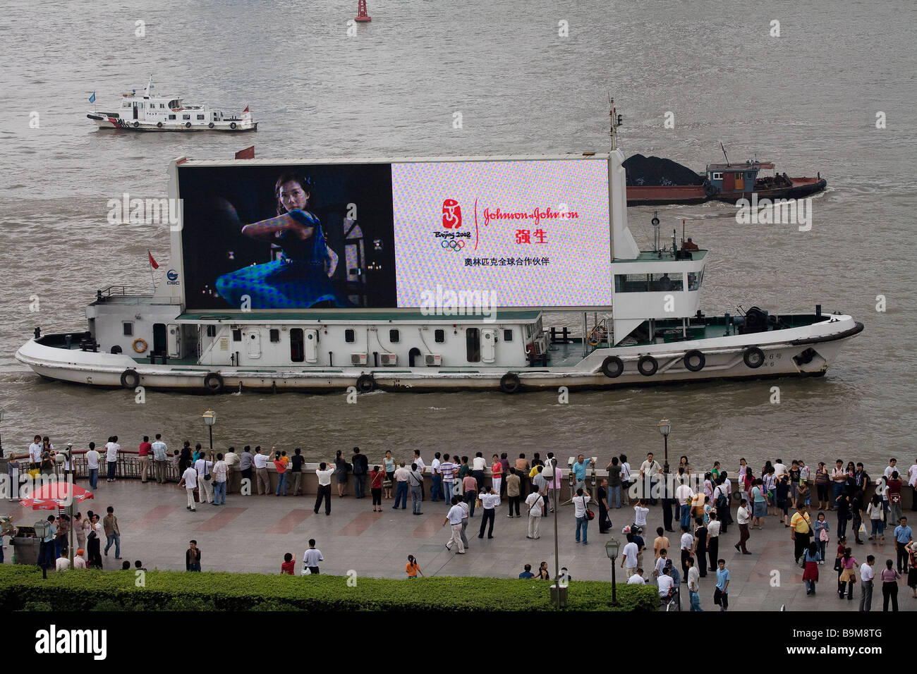 China, Shanghai, Boot mit einer Werbung für die Olympischen Spiele 2008 Stockfoto