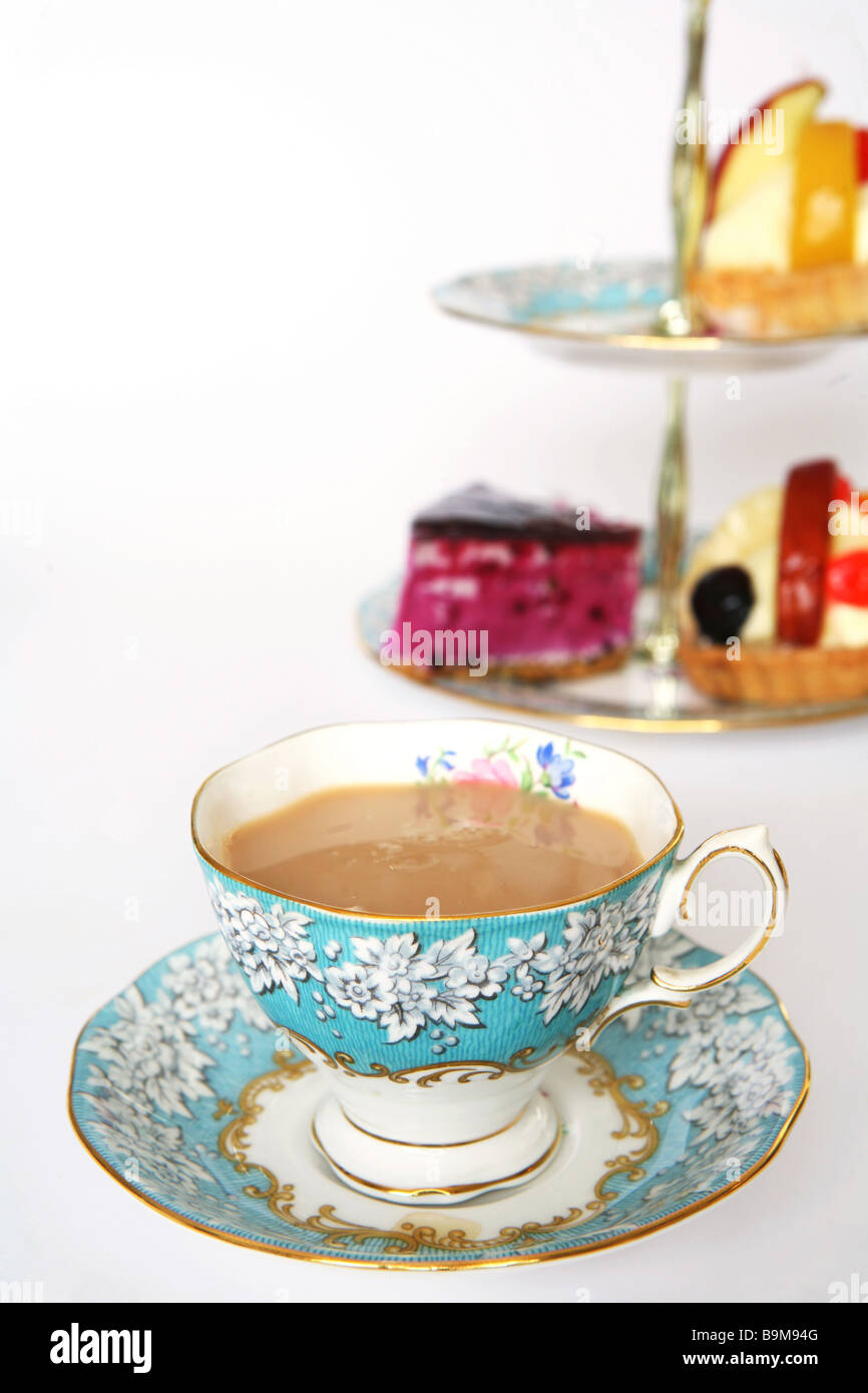 Traditionelle English Afternoon Tea mit eleganten Tassen und Kuchen auf eine Tortenplatte. Stockfoto
