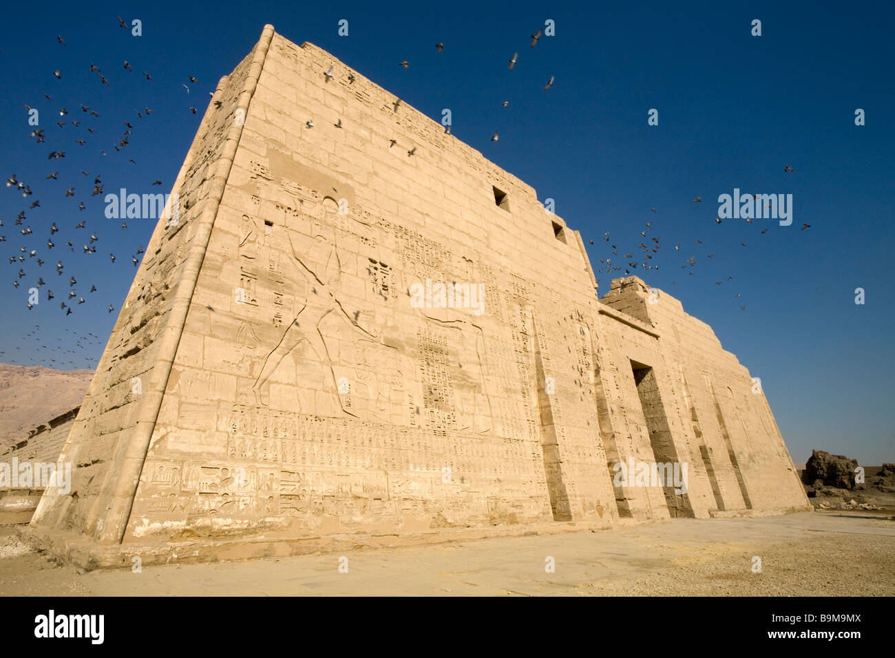 Blick auf den ersten Pylon am Tempel des Pharao Ramses III, Medinet Habu, West Bank, Luxor, Ägypten Stockfoto
