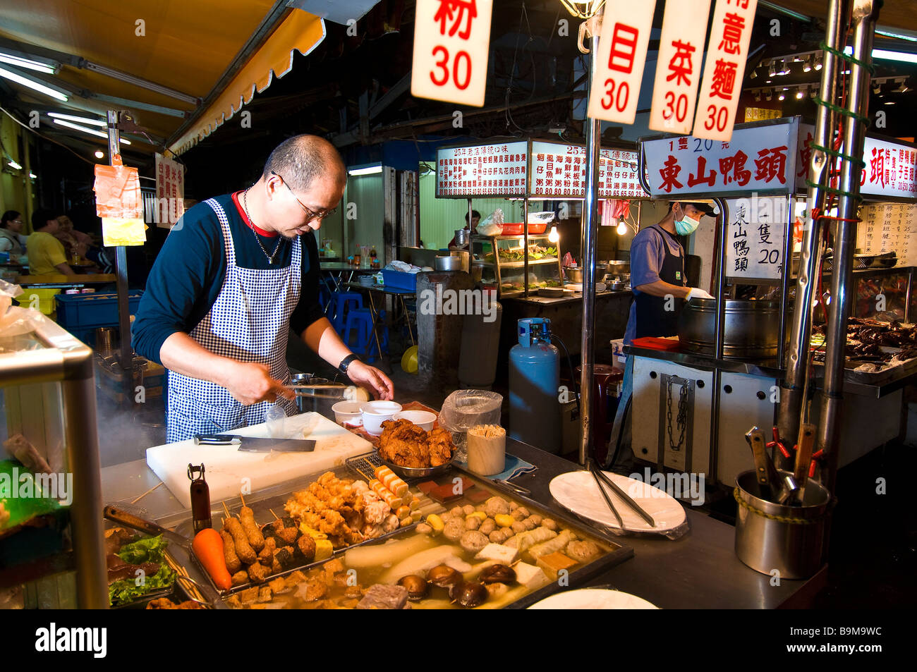 Taiwan, Taipeh, Tong-Hawa Nacht Markt, Ling Jiang Street, Herr Dai Jiang Hung, japanische Spezialitäten-Verkäufer Stockfoto