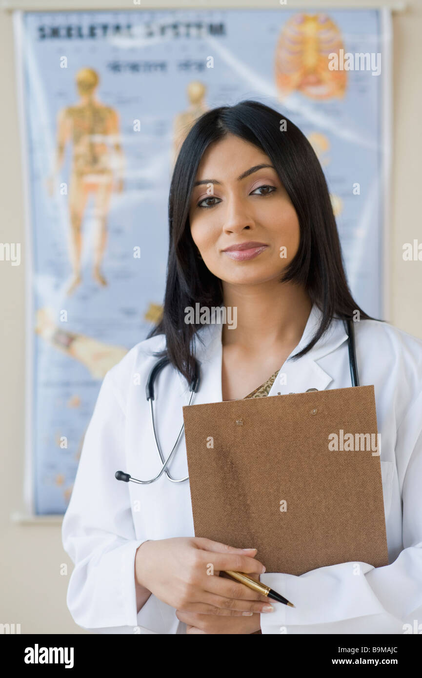 Porträt von einer Ärztin mit einem Klemmbrett Stockfoto