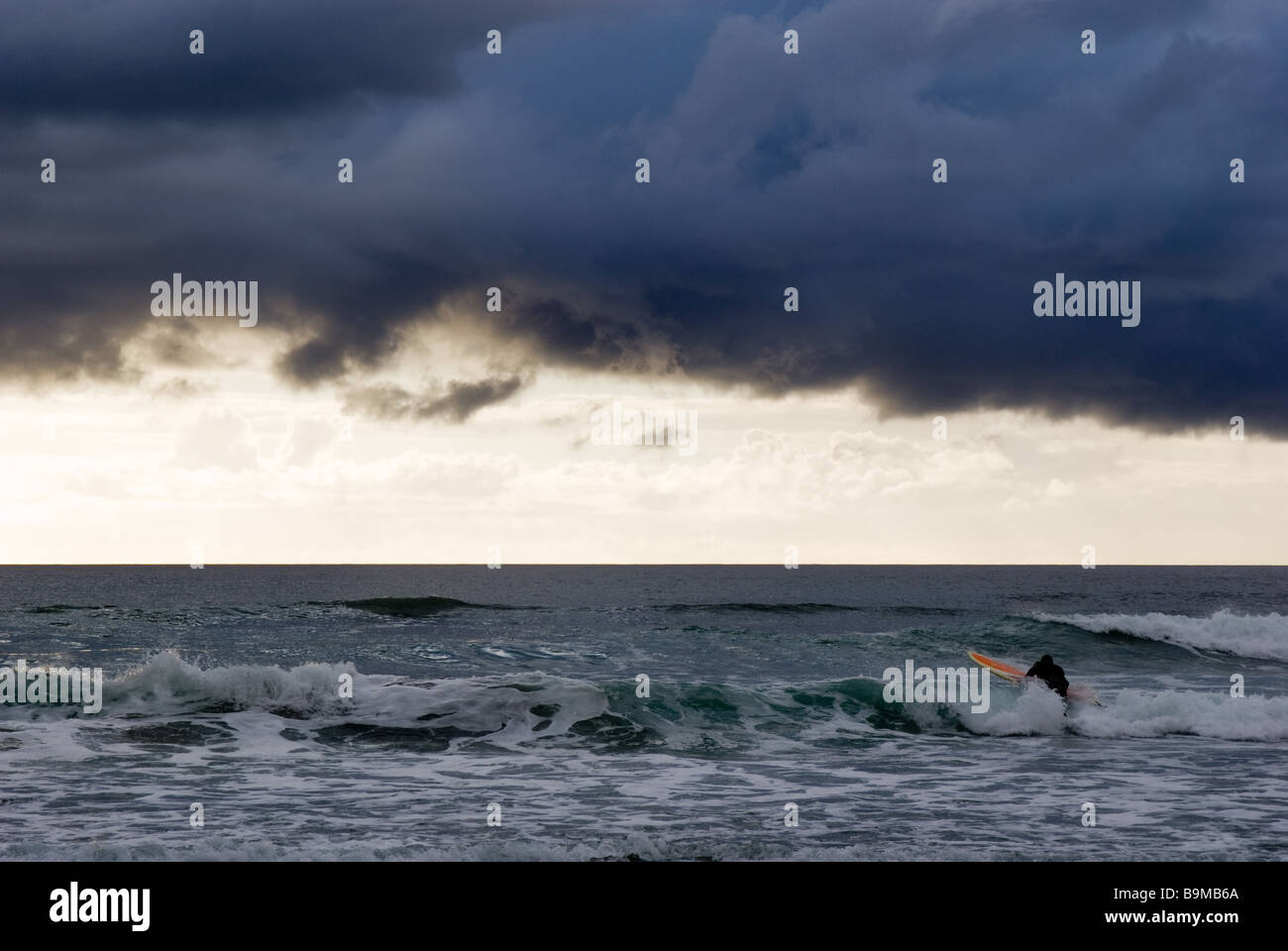 Surfen in Unnstad (Unstad), Leknes, Lofoten, Nordland, Norwegen, Skandinavien, Europa Stockfoto