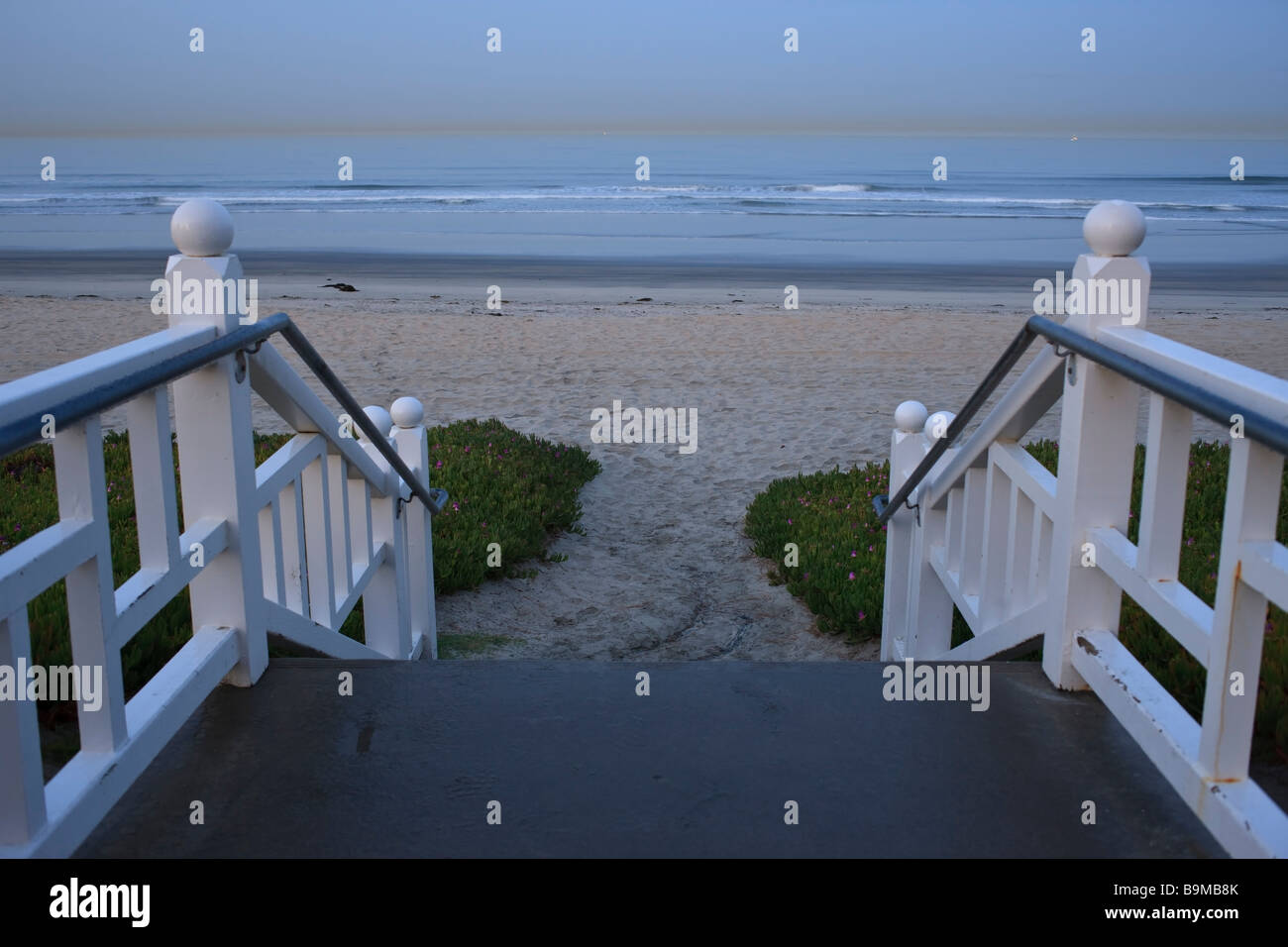 Treppen-Abstieg zum Strand und das ruhige Meer bei Sonnenaufgang San Diego CA Stockfoto