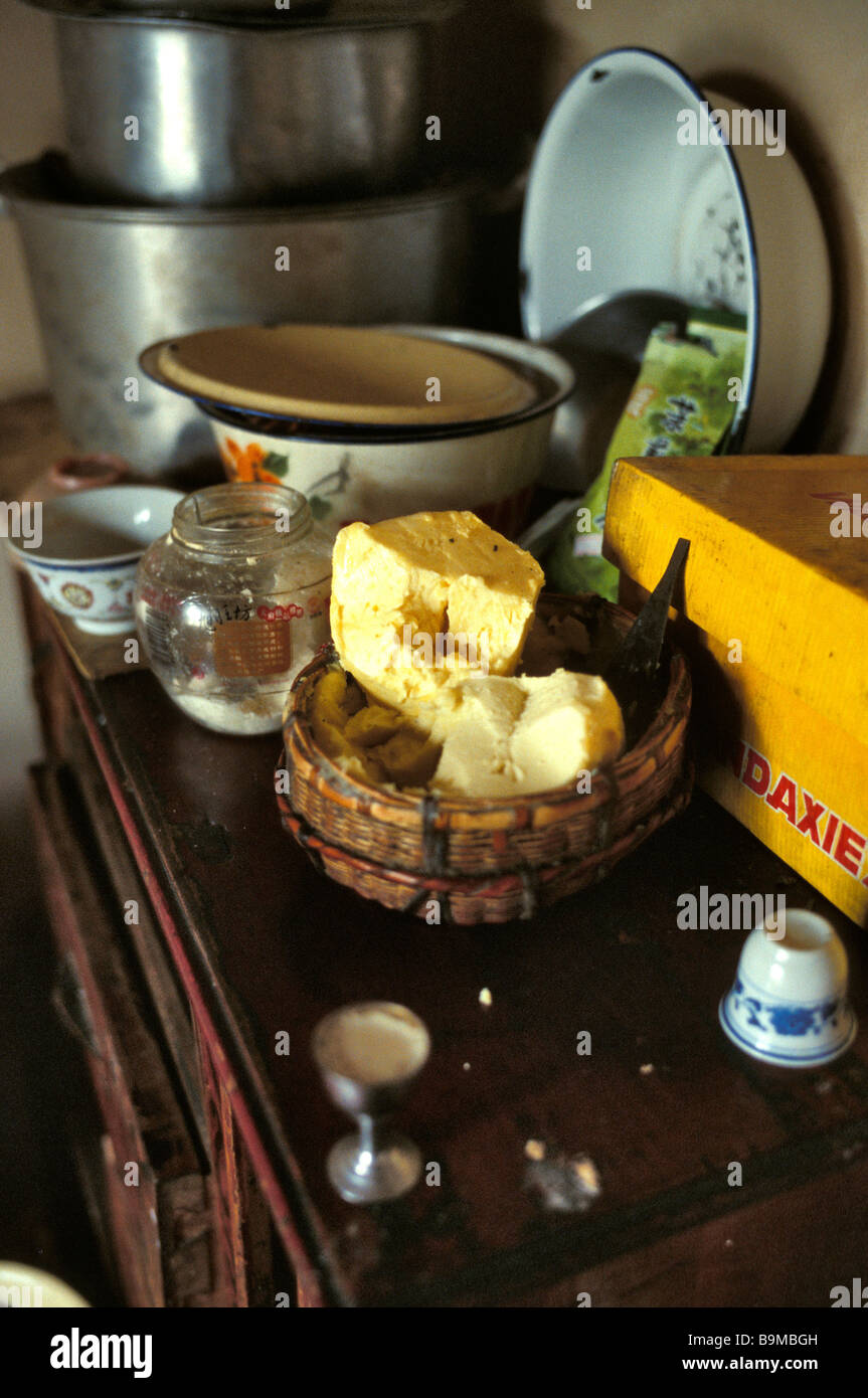 China, Provinz Sichuan, eine Schüssel mit Yak-Butter, wenn mit Tee gemischt, diese scharfen Mischung ist ein Grundnahrungsmittel der Khampas Ernährung Stockfoto
