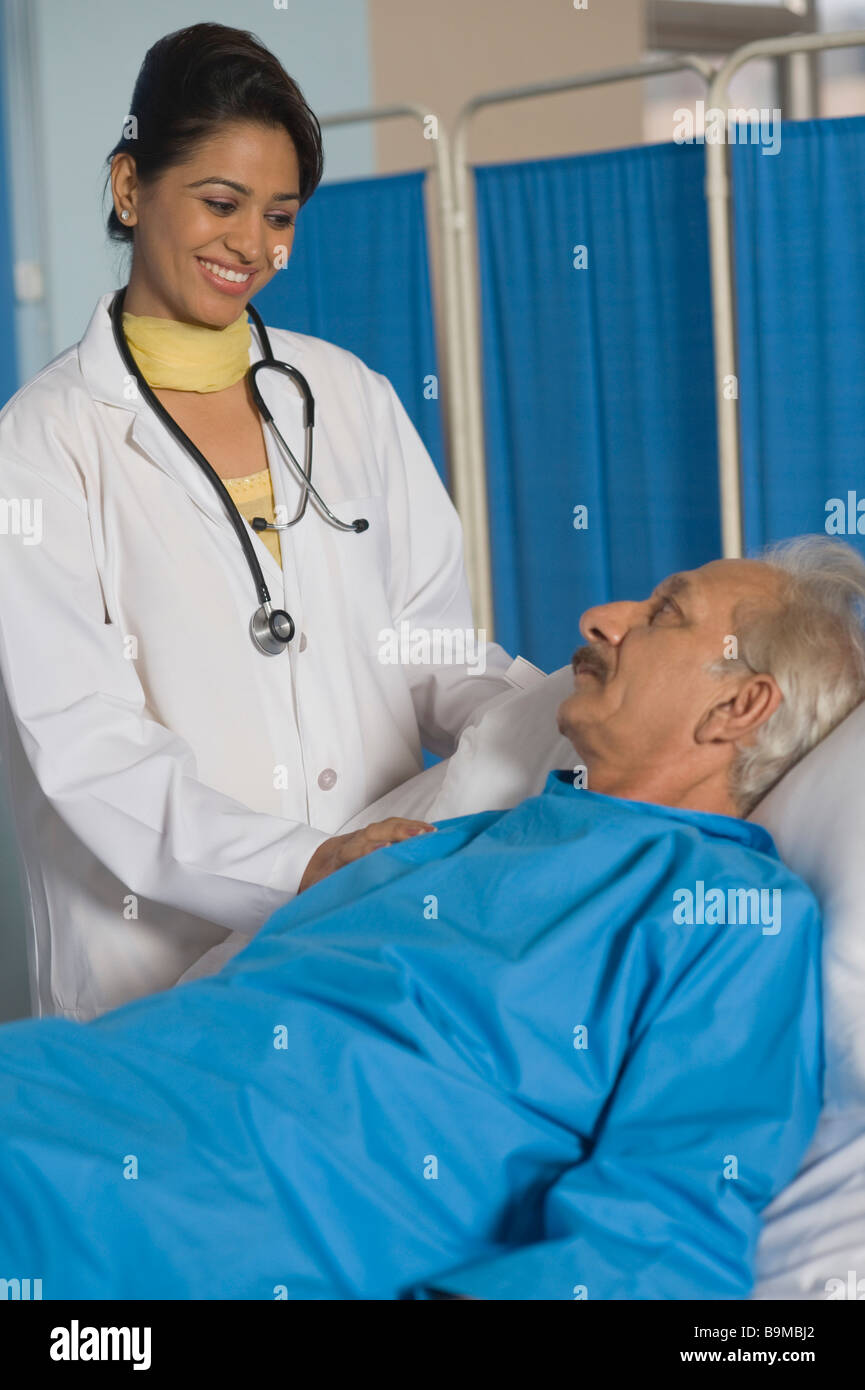 Ärztin mit einem Patienten zu diskutieren Stockfoto