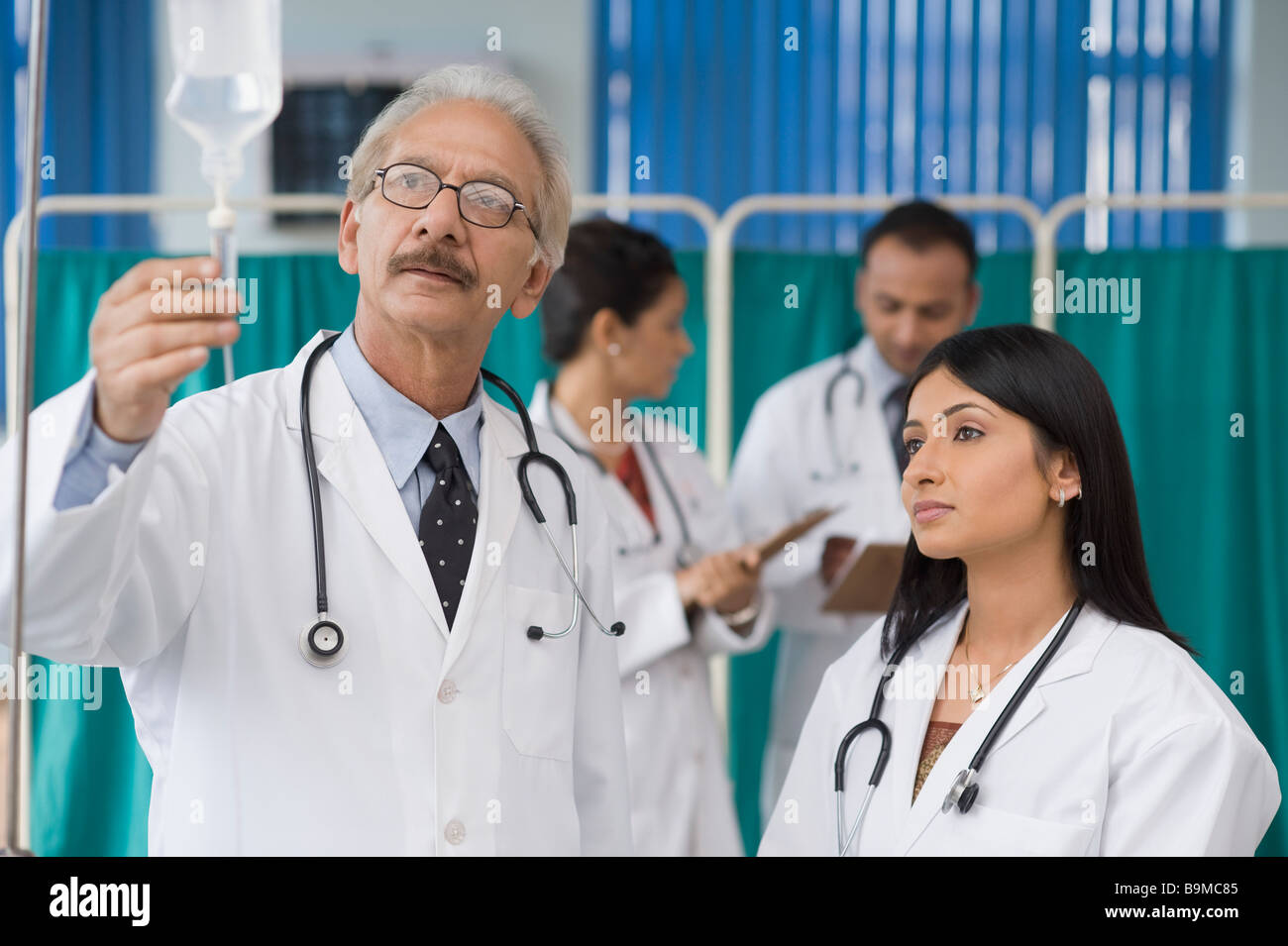 Ärzte untersuchen einen Tropf Stockfoto